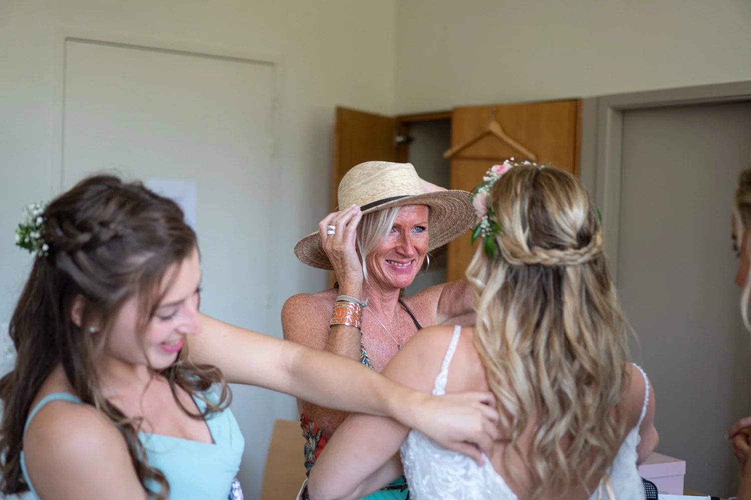 La maman découvre sa fille en robe de mariée. Photographe de mariage meurthe et moselle.