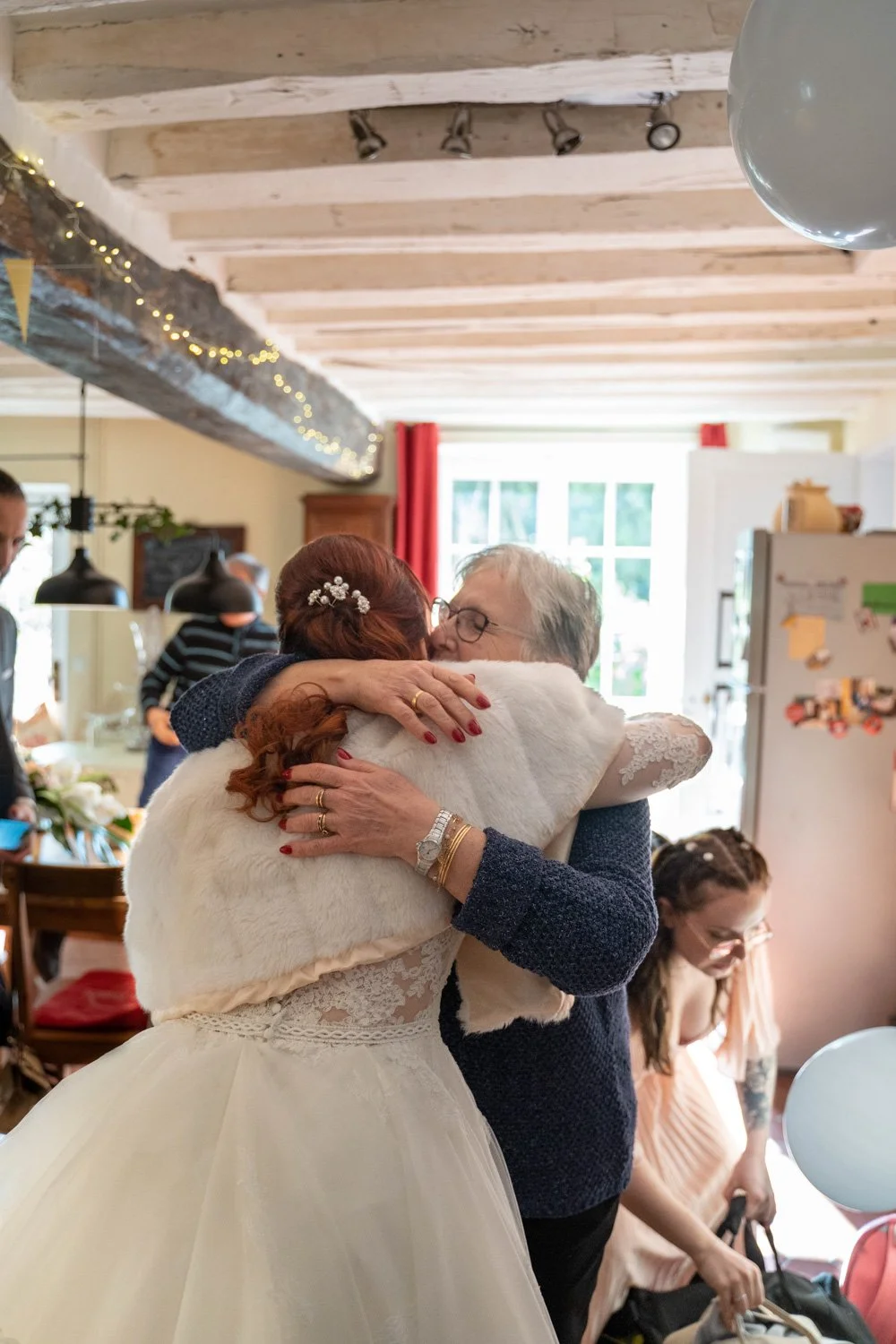 La mariée et un membre de sa famille lors des préparatifs de la mariée. Coulommiers - 2022. Par Viviane Eyer, Photographe de mariage dans le Grand Est.