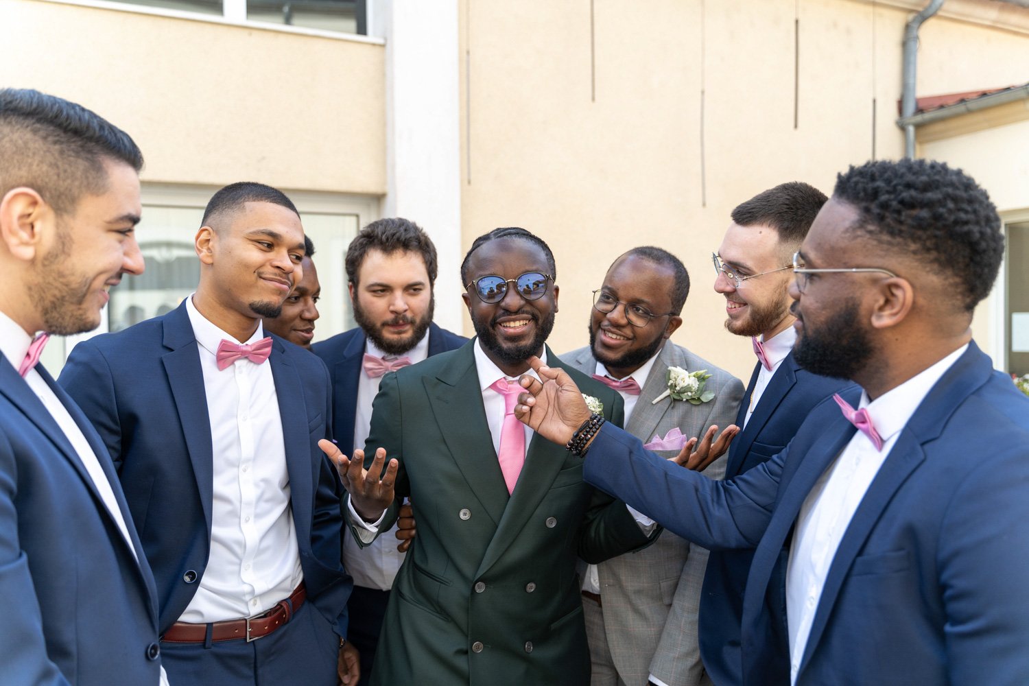 Le marié et ses garçons d'honneur. Coulommiers - 2022. Par Viviane Eyer, Photographe de Mariage.