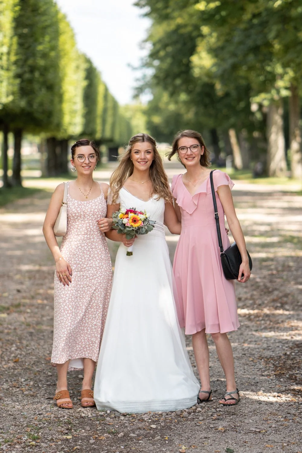 La mariée et ses demoiselles d'honneur, thème rose et fleuri. Lunéville - 2021. Par Viviane Eyer, Photographe de mariage dans le Grand Est.