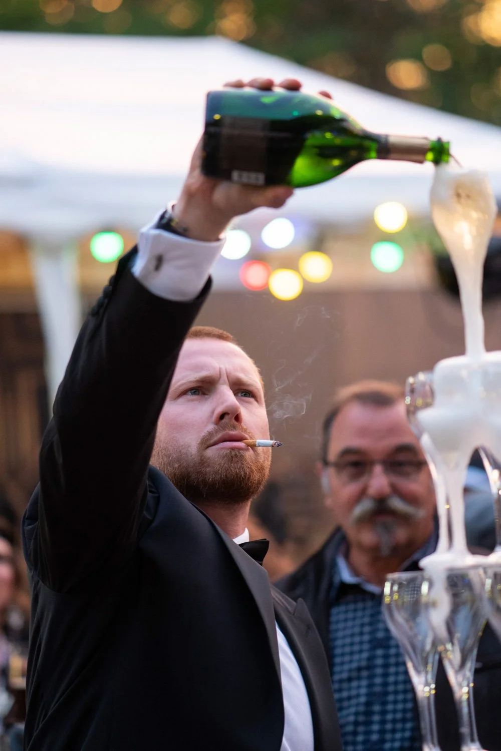 Le marié ouvre l'apéritif - Colmar, par Viviane Eyer, Photographe de mariage dans le Grand Est