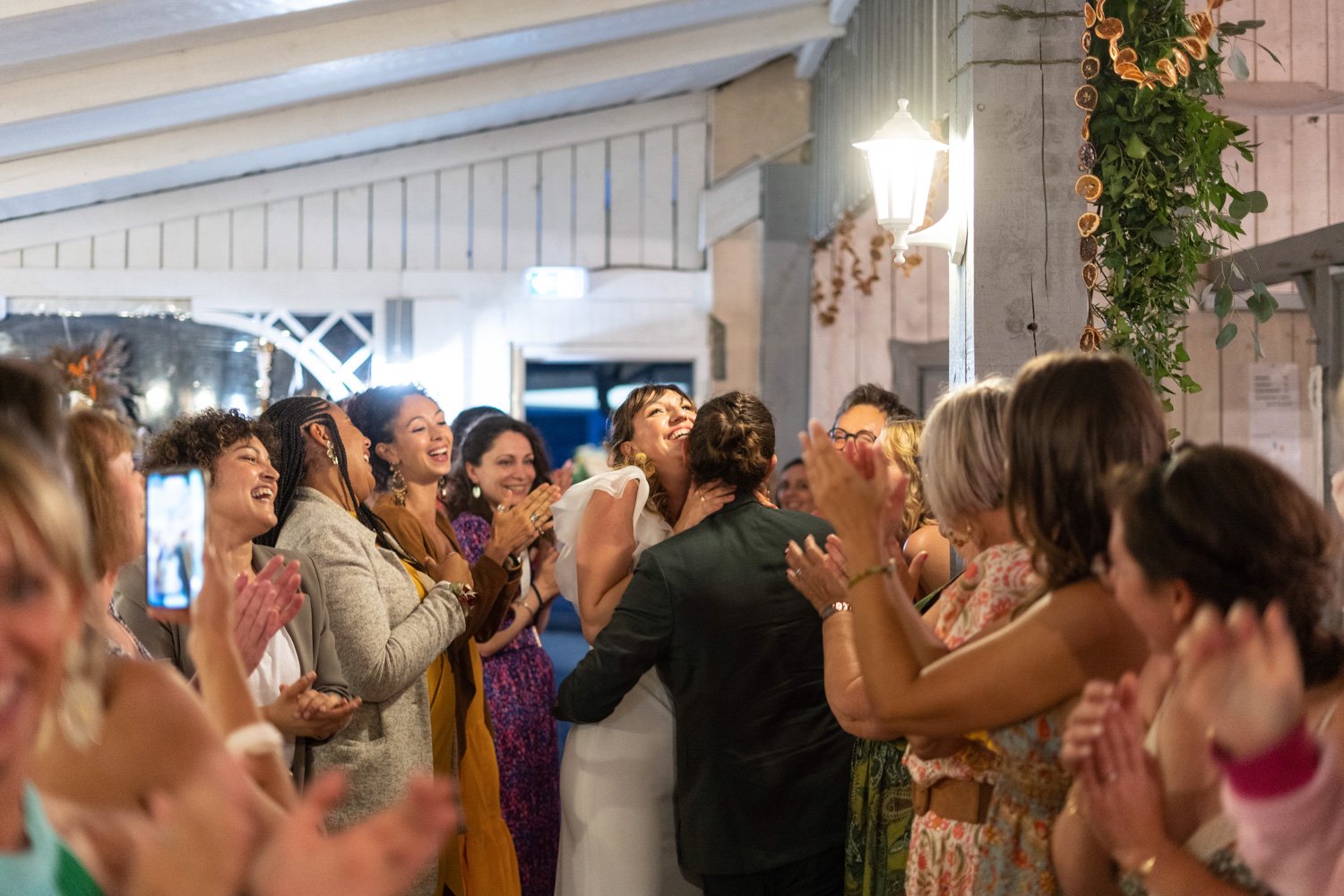 Entrée des mariés lors de leur soirée. Nancy. Par Viviane Eyer, Photographe de mariage dans le Grand Est.