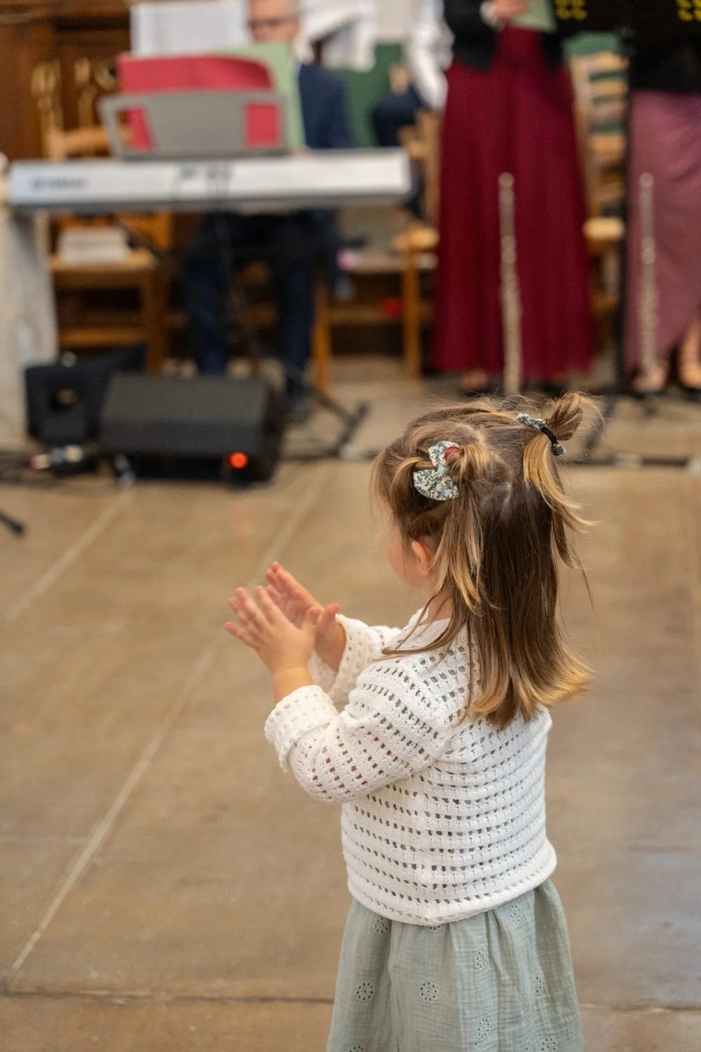 Enfant pendant une cérémonie de mariage - Photographe de mariage Grand Est