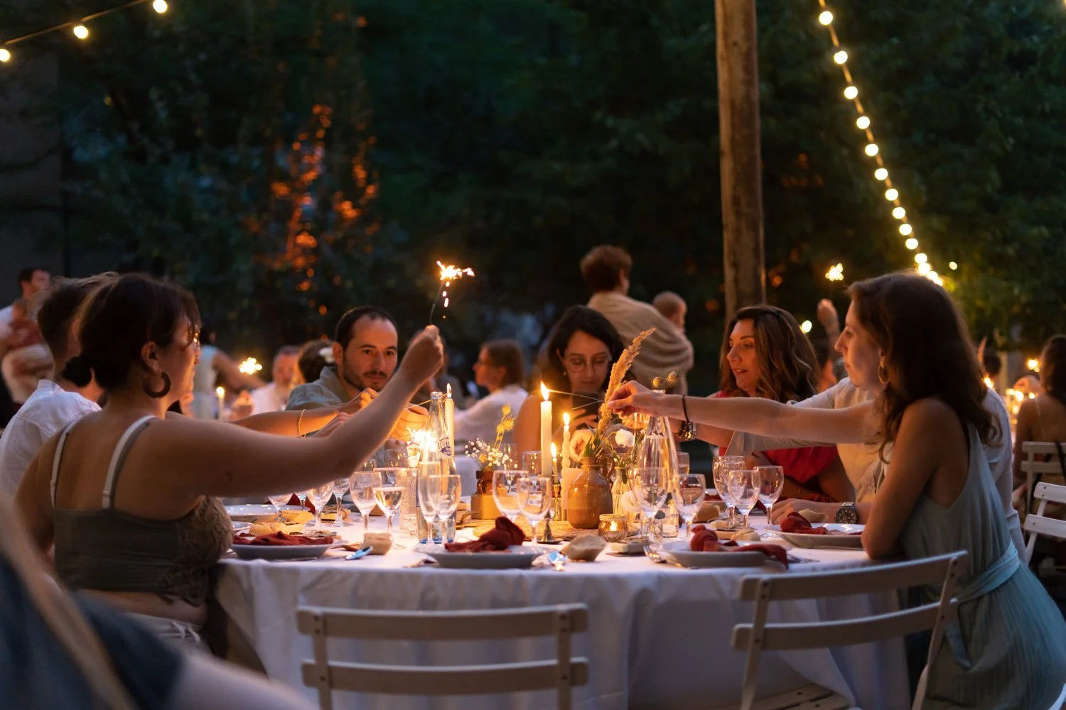 Soirée de mariage bucolique et chaleureuse. Par Viviane Eyer, Photographe de mariage dans le Grand Est.
