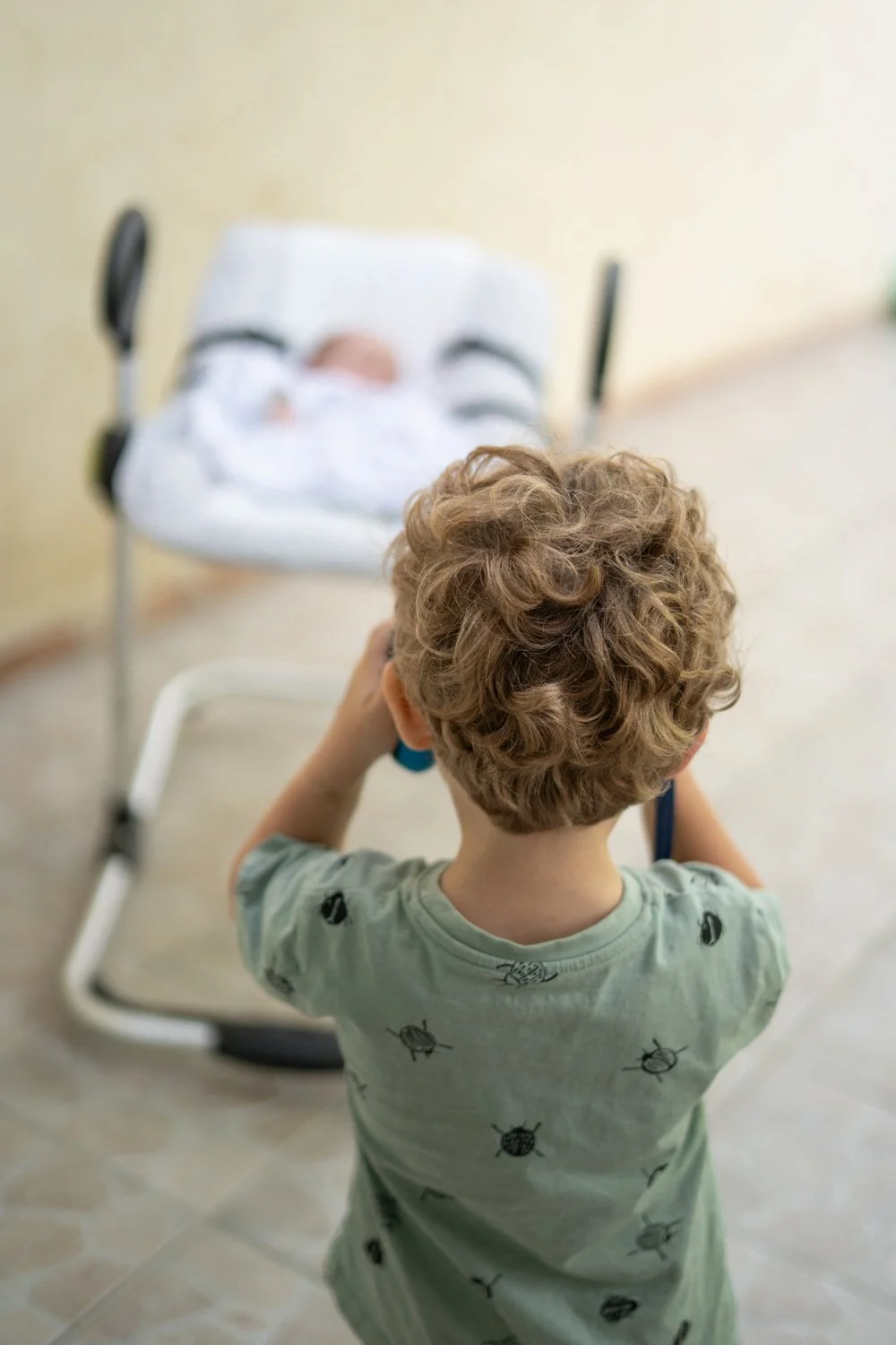 Un grand frère prend son petit frère en photo. Photos de Naissance à Nancy