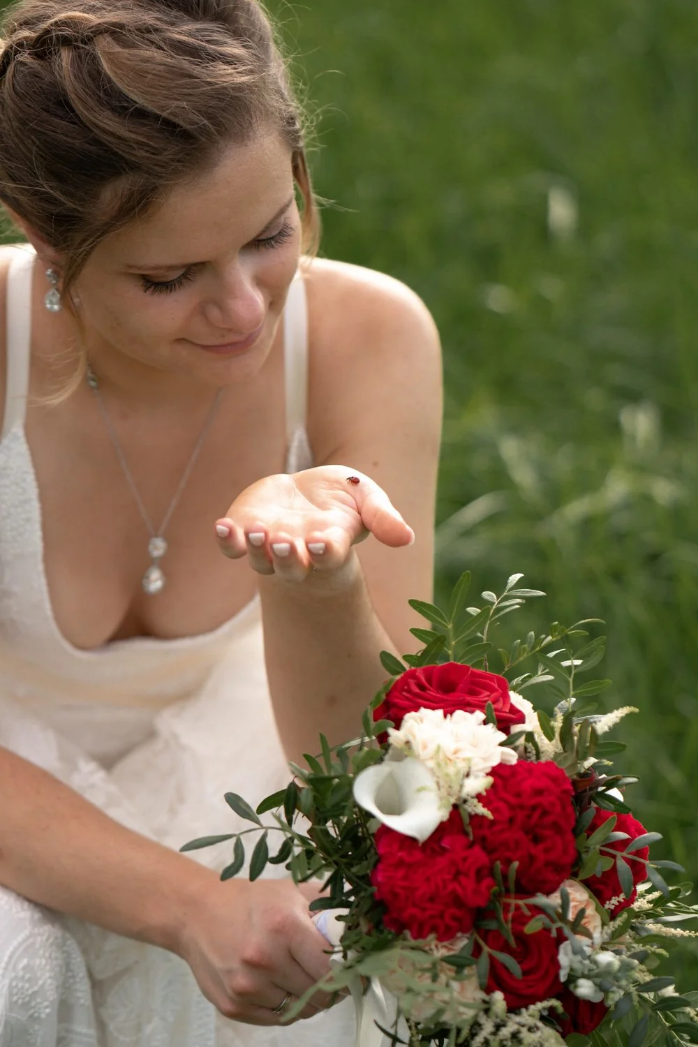 La mariée trouve une coccinelle. Par Viviane Eyer, Photographe de mariage dans le Grand Est.