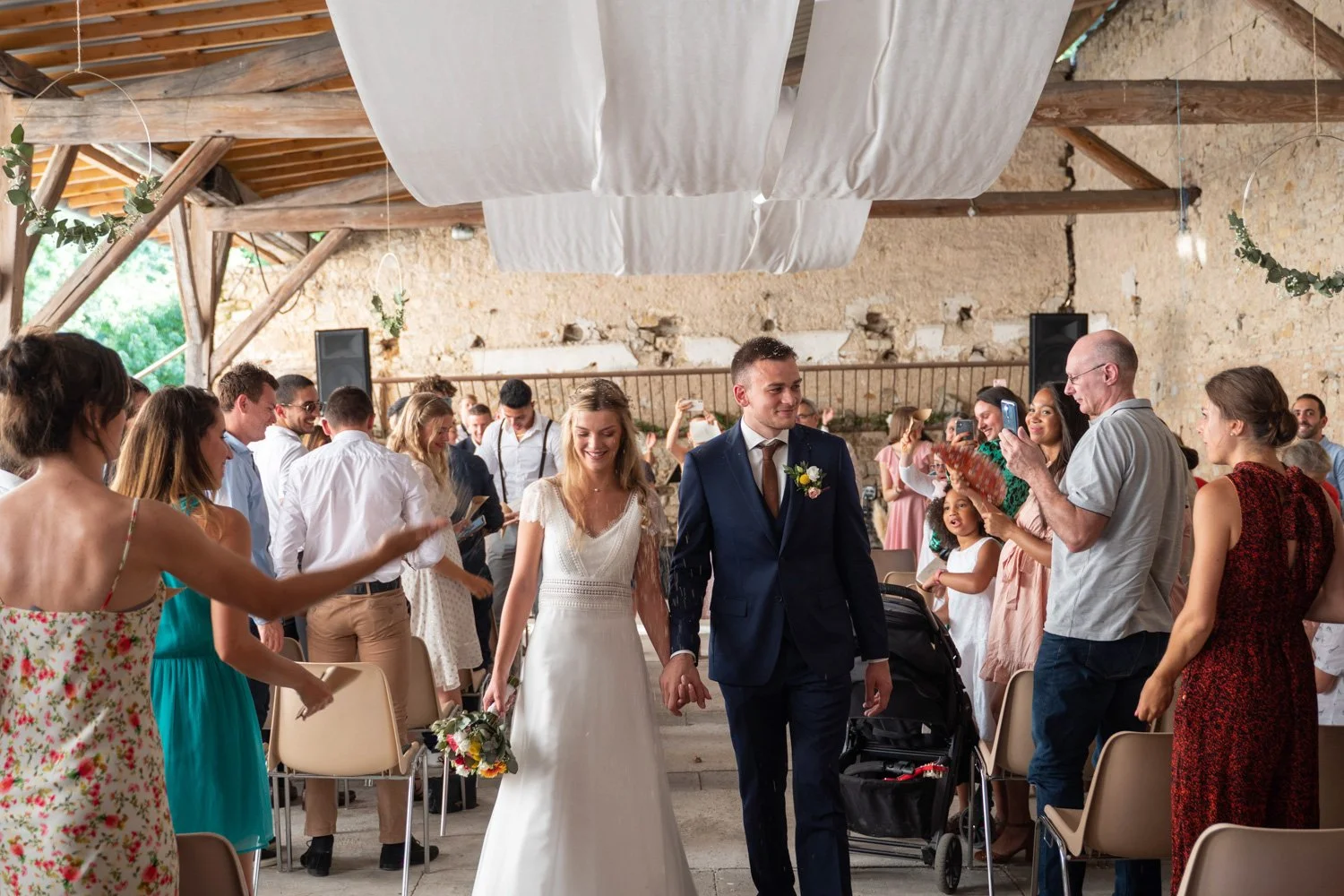 Sortie des mariés de leur cérémonie. Lunéville - 2022. Par Viviane Eyer, Photographe de mariage en meurthe et moselle.
