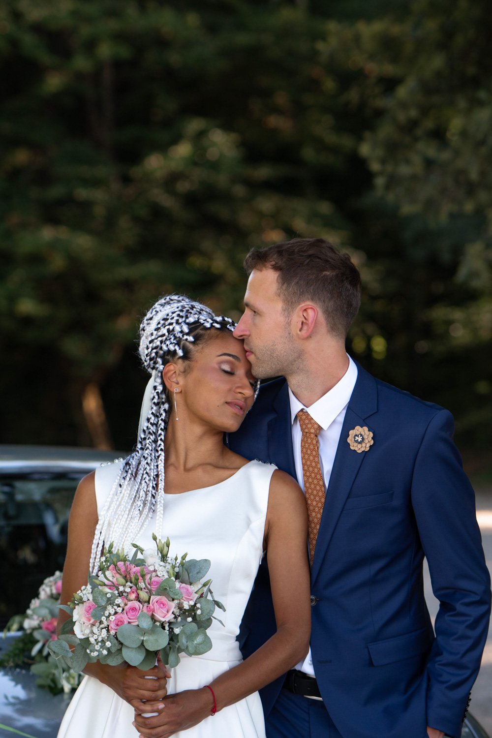Jeunes mariés lors de leurs photos de couple. Alsace - 2020. Par Viviane Eyer, Photographe de mariage dans le Grand Est.