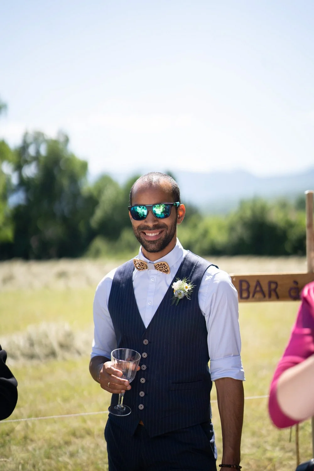 Invité lors d'un mariage. Par Viviane Eyer, Photographe de mariage dans le Grand Est.