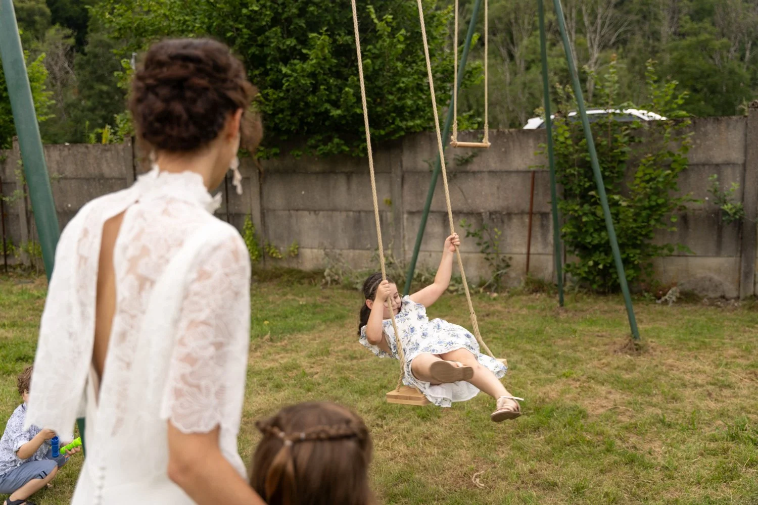 Les enfants jouent pendant le vin d'honneur. Par Viviane Eyer, Photographe de mariage en haute-marne.