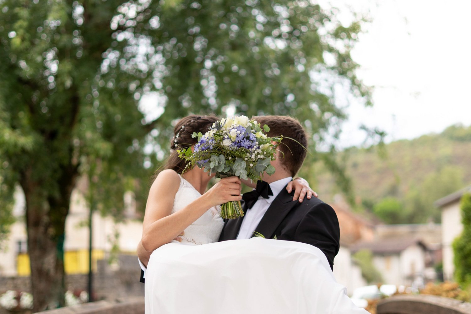 Les mariés lors de leur mariage en Bourgogne. Par Viviane Eyer - Photographe de Mariage