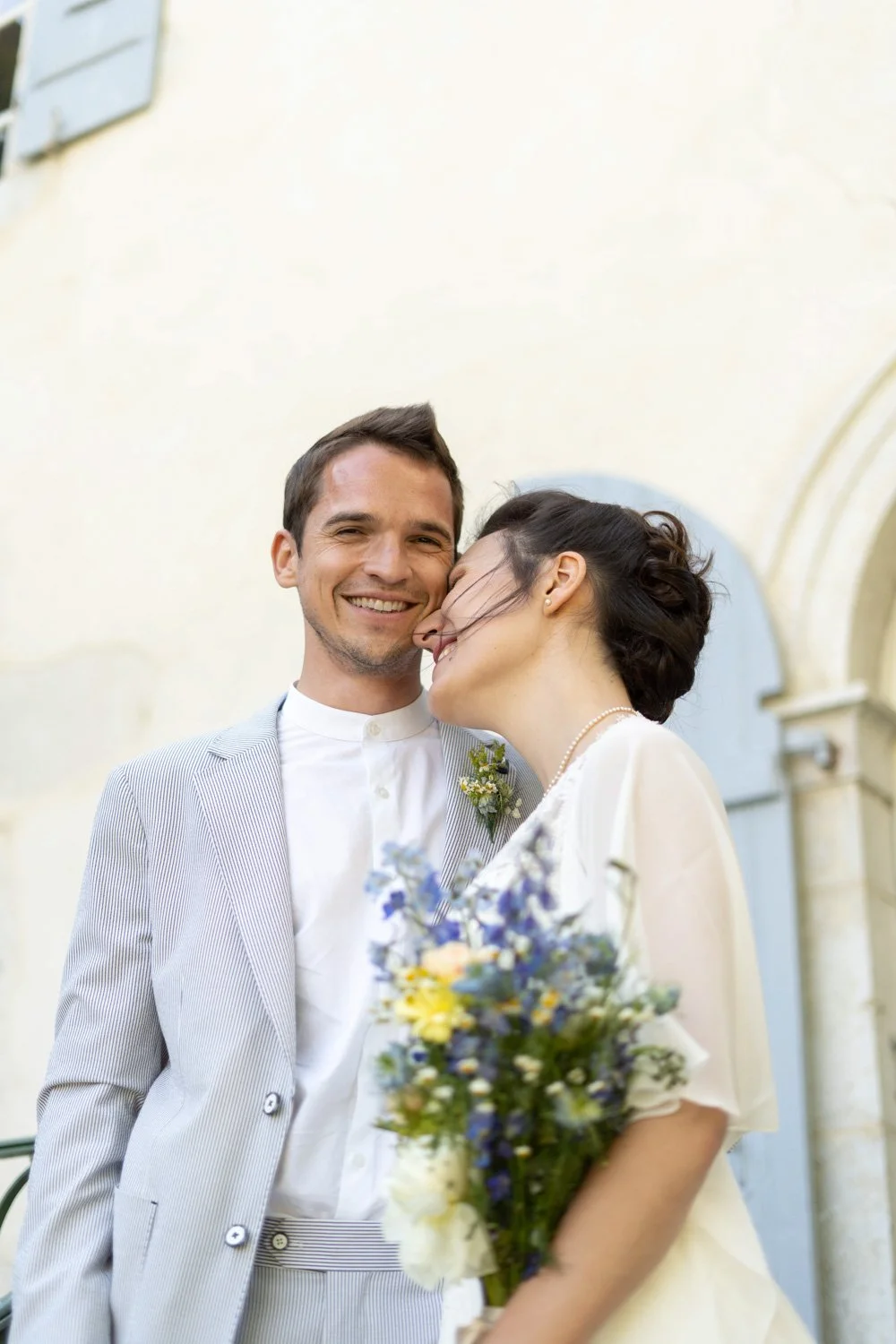 Couple de mariés bohème. Par Viviane Eyer, Photographe de mariage dans le Grand Est.