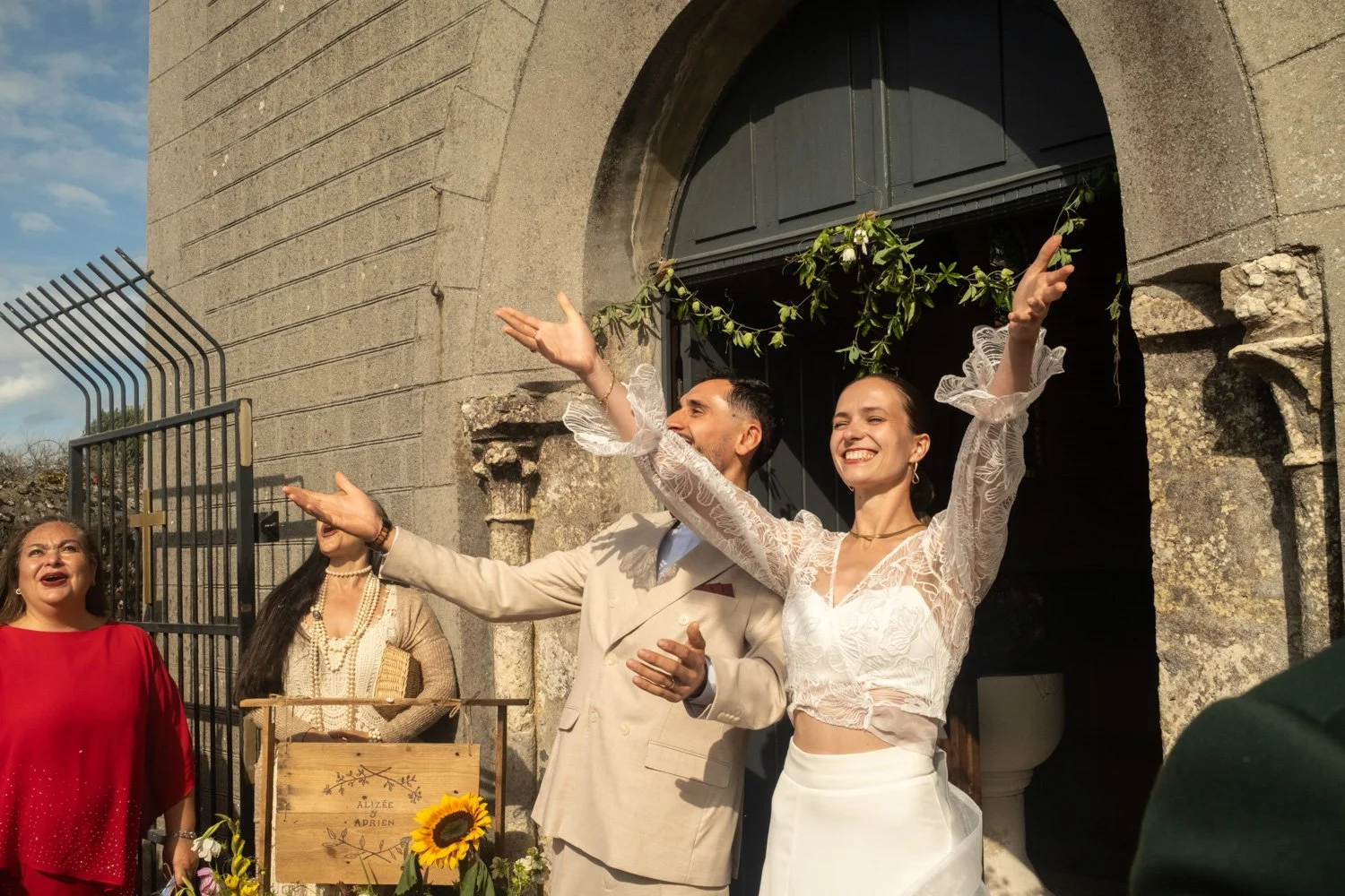 Les mariés envoient des colombes lors de leur sortie de l'église en Normandie. Par Viviane Eyer, Photographe de mariage dans le Grand Est.