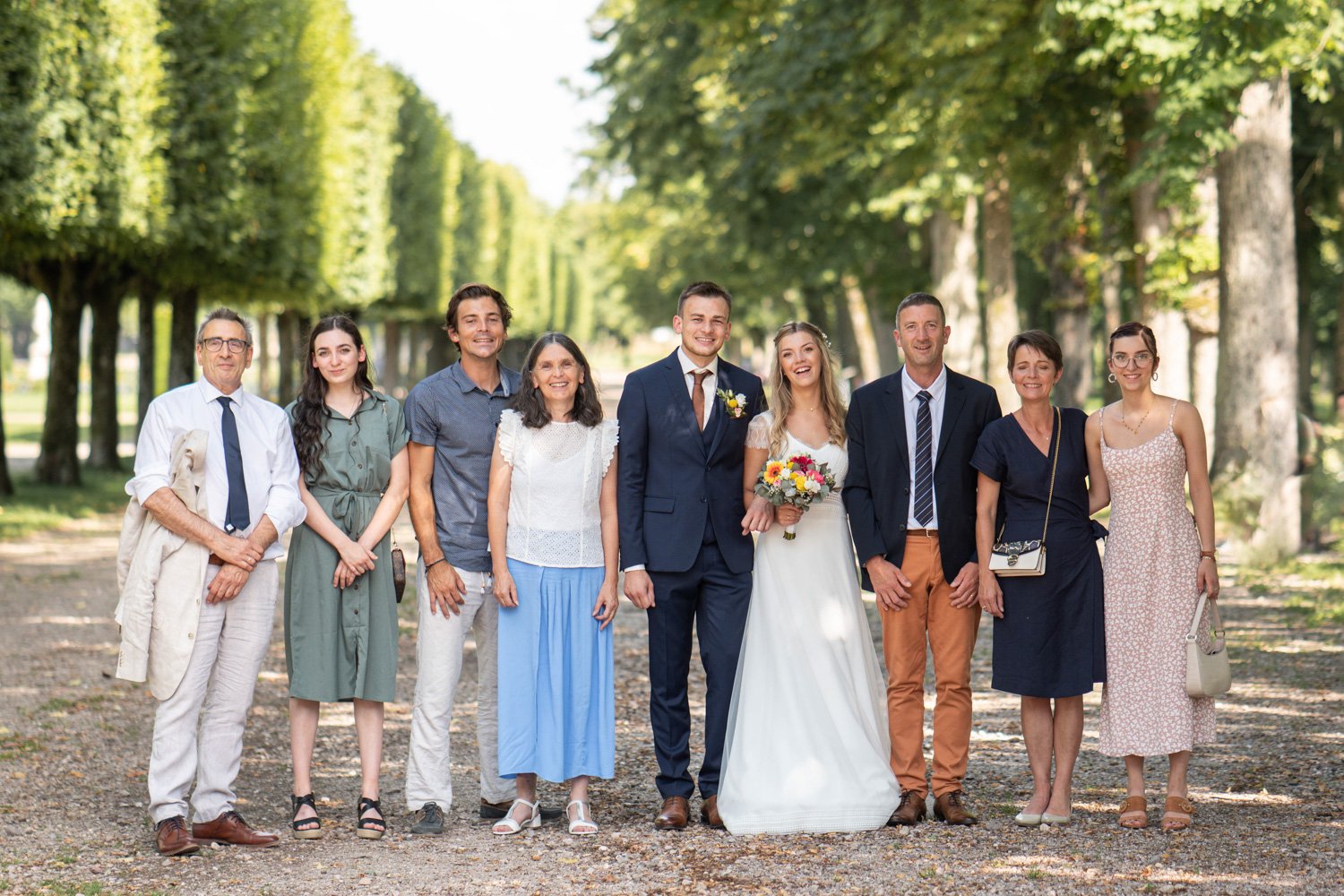 Photo de groupe de la famille des mariés. Par Viviane Eyer, Photographe de mariage dans le Grand Est.