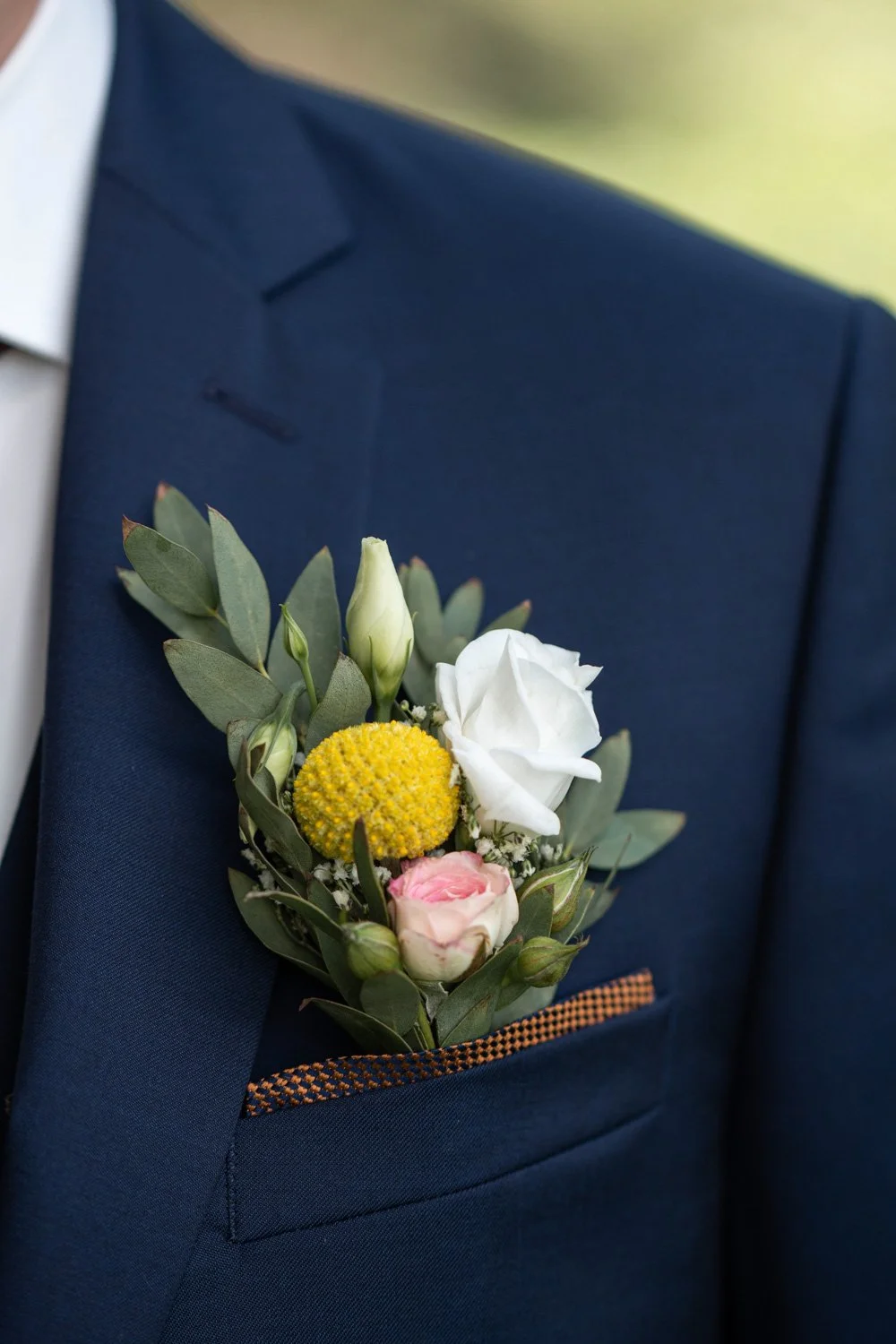 Détails de la boutonnière du marié. Lunéville - 2021. Par Viviane Eyer, Photographe de Mariage en Meurthe et Moselle.