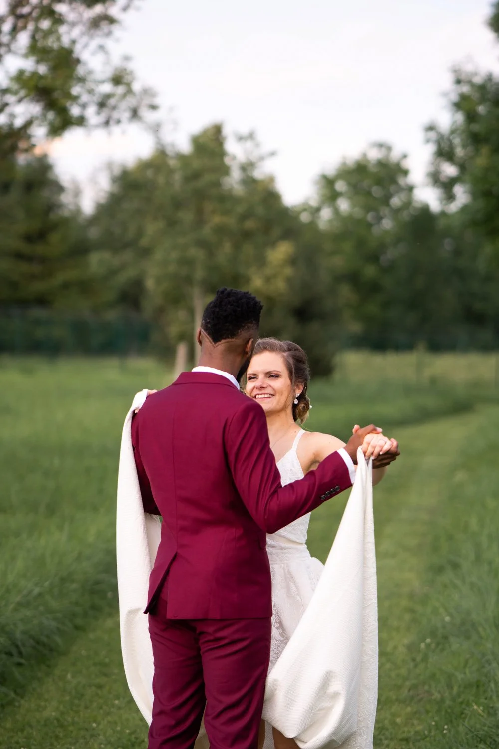 Photos d'un jeune couple marié, Coulommiers - 2019. Par Viviane Eyer, Photographe de mariage dans l'est de la France.
