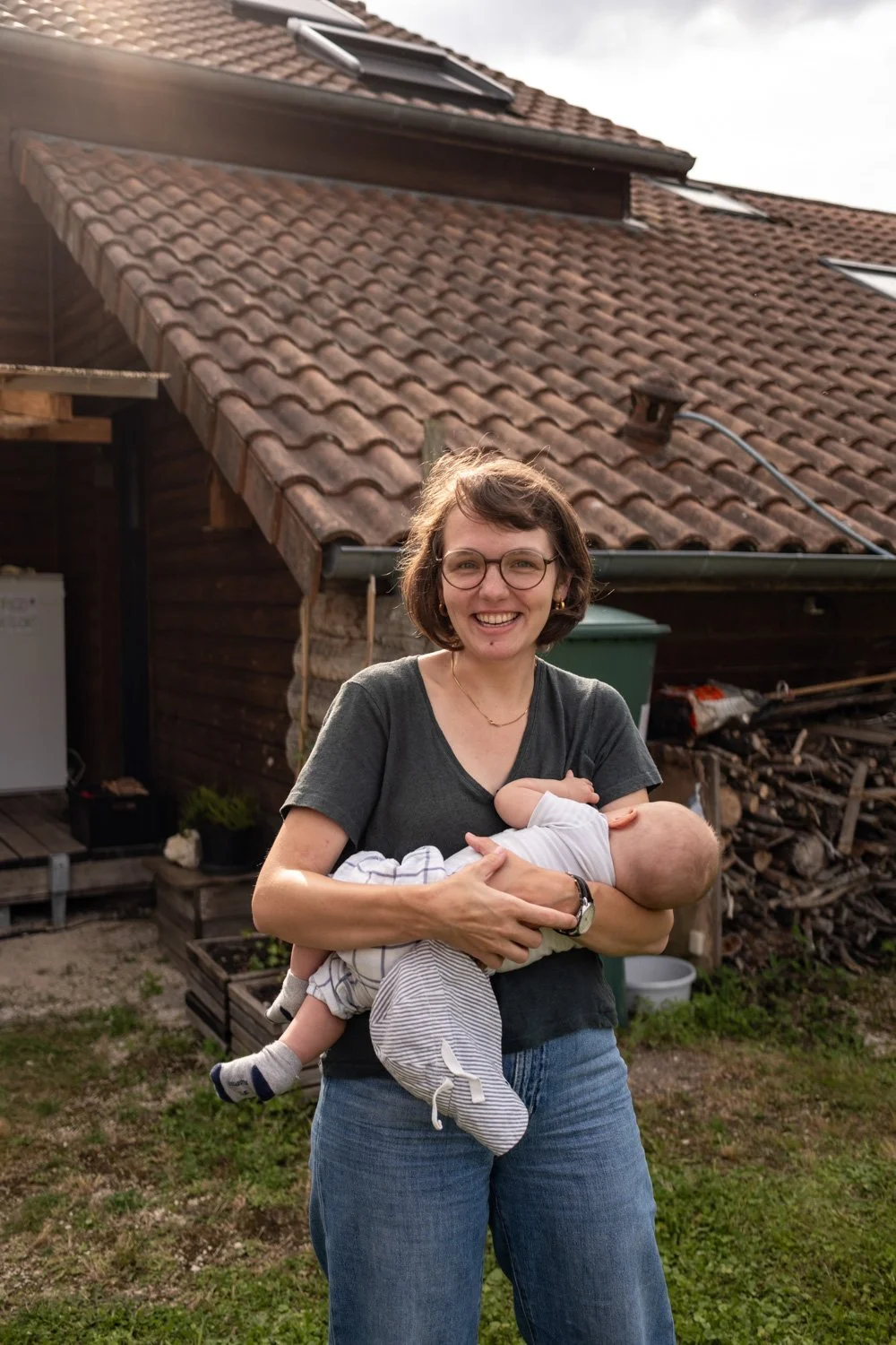 Une mère allaite son enfant, Par Viviane Eyer, Photographe de famille dans le Grand Est.