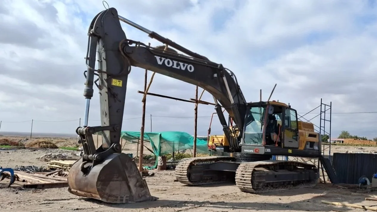 Excavadora de la marca Volvo en un sitio de construcción al aire libre.