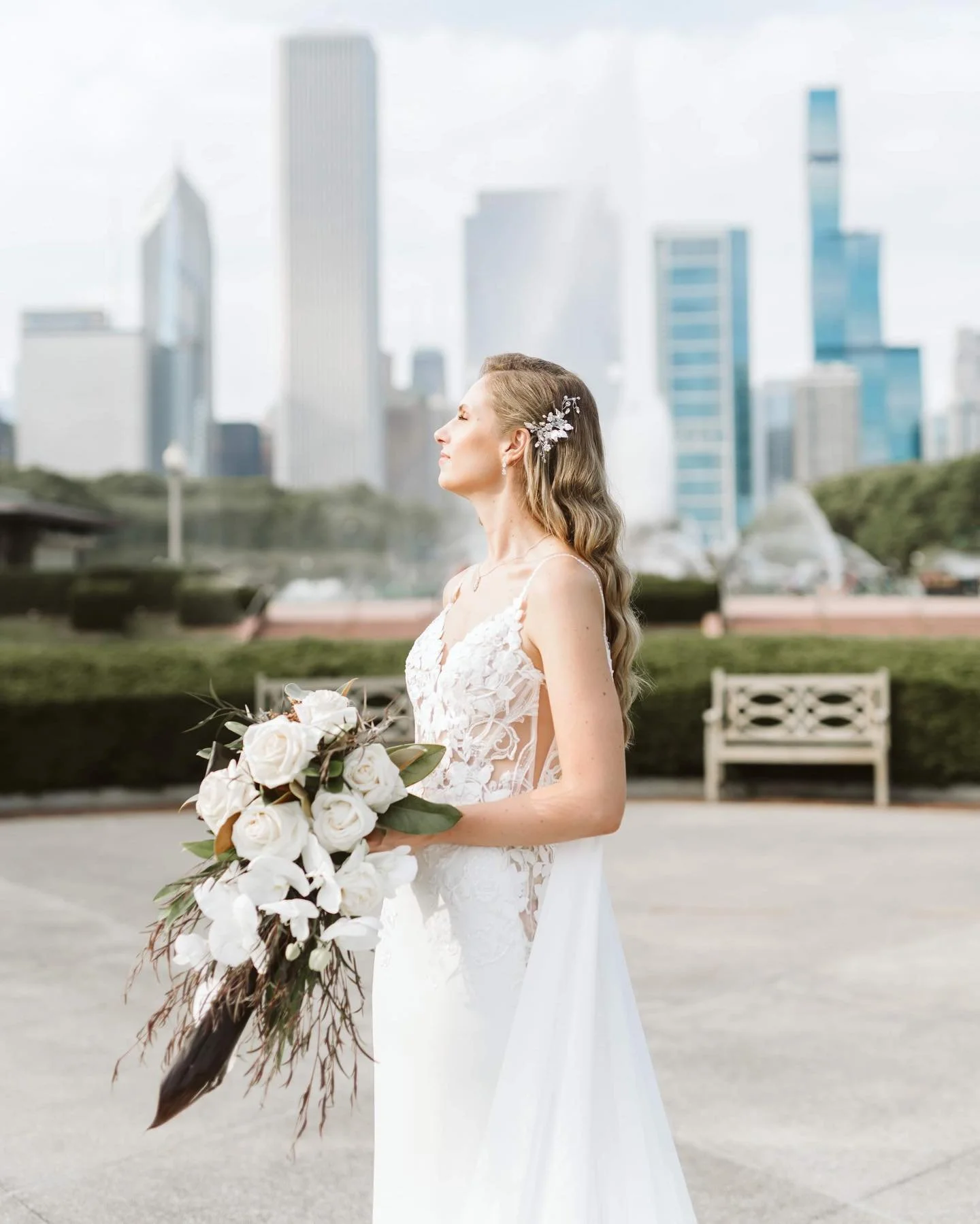 I mean.. look at this beauty. She is just a perfection!! 📸🏙❤️ #chicagobride #elegantwedding #chicagoweddingphotographer #polishwedding #lightandairy #fineartphotography #weddingbouquet #citywedding #portra800 #justsayyes #bride2022 #bride2023 #phot