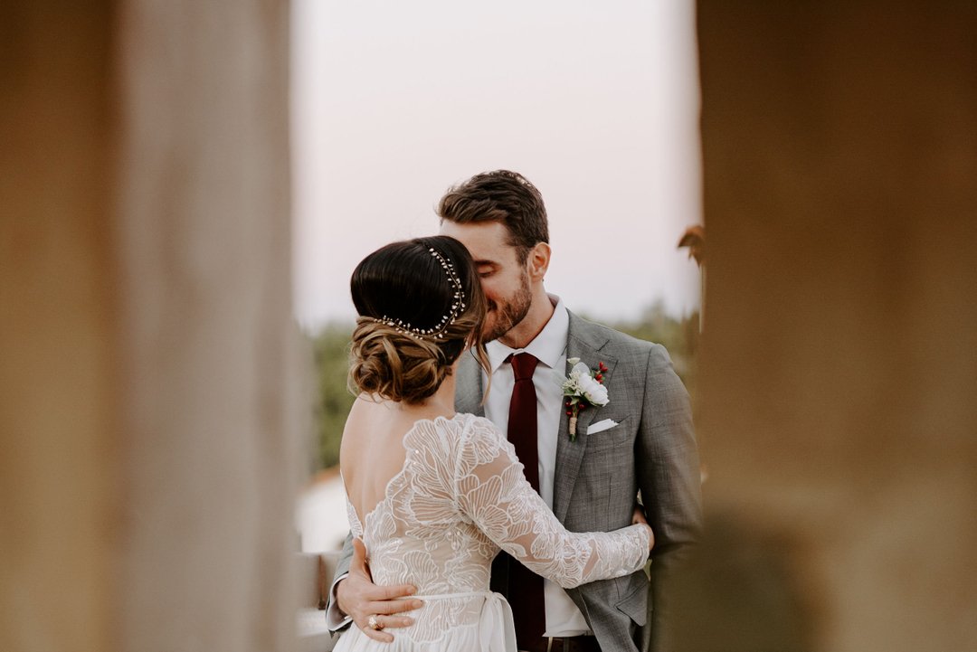 When selecting a wedding venue, it's always a good idea to choose a wedding venue with plenty of architectural details if you can. One of my favorite venues of all time is @villa_antonia in Austin, Texas. Every corner is a hidden gem of a backdrop th