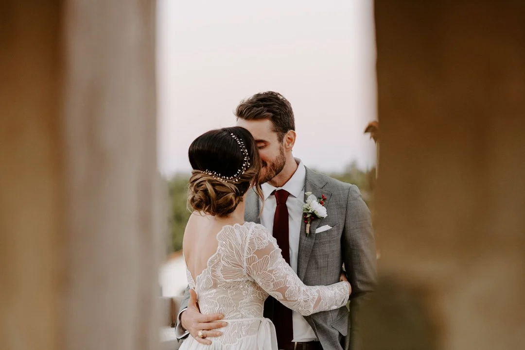 When selecting a wedding venue, it's always a good idea to choose a wedding venue with plenty of architectural details if you can. One of my favorite venues of all time is @villa_antonia in Austin, Texas. Every corner is a hidden gem of a backdrop th