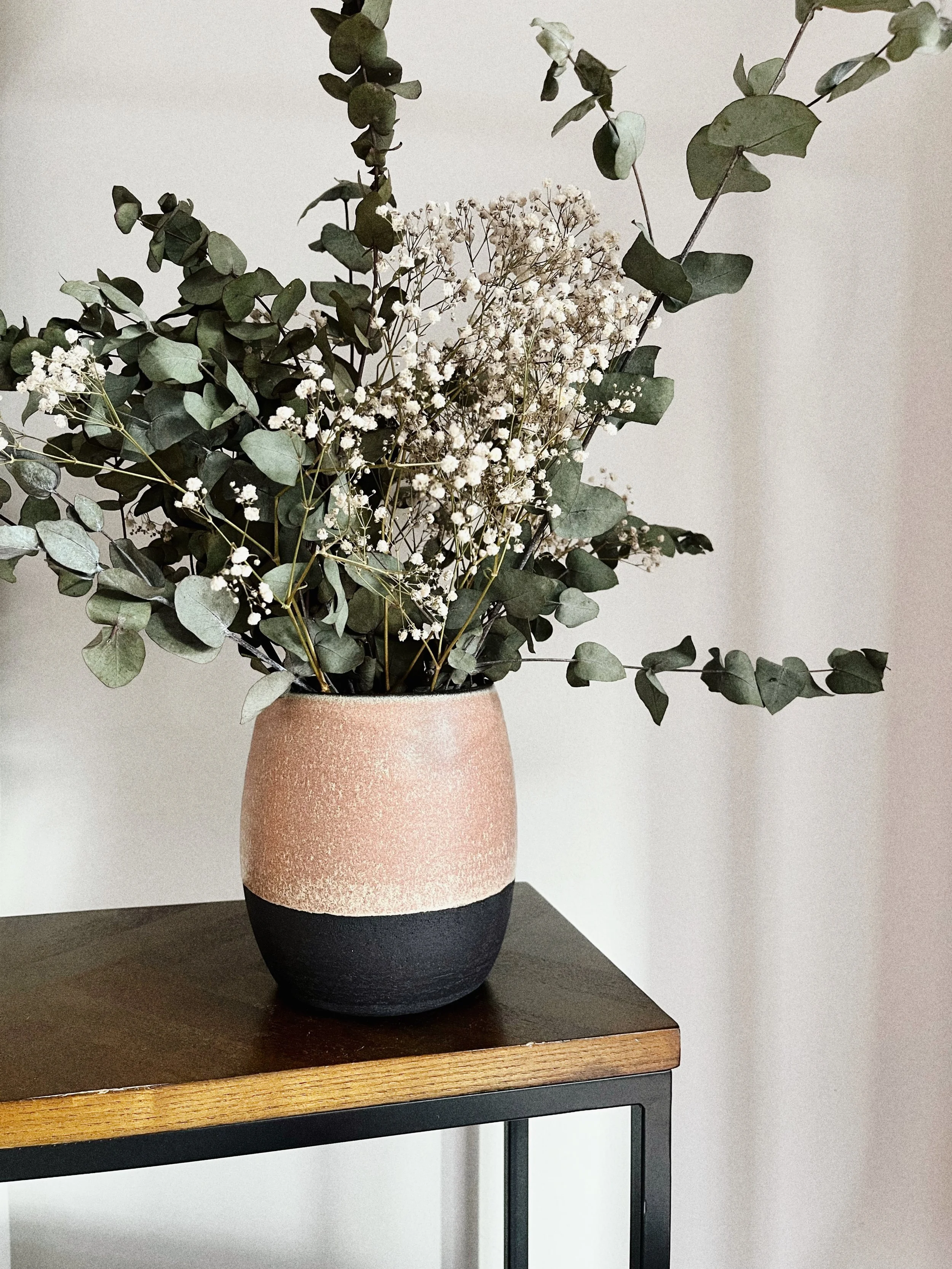 Curved vase in Blush Rutile