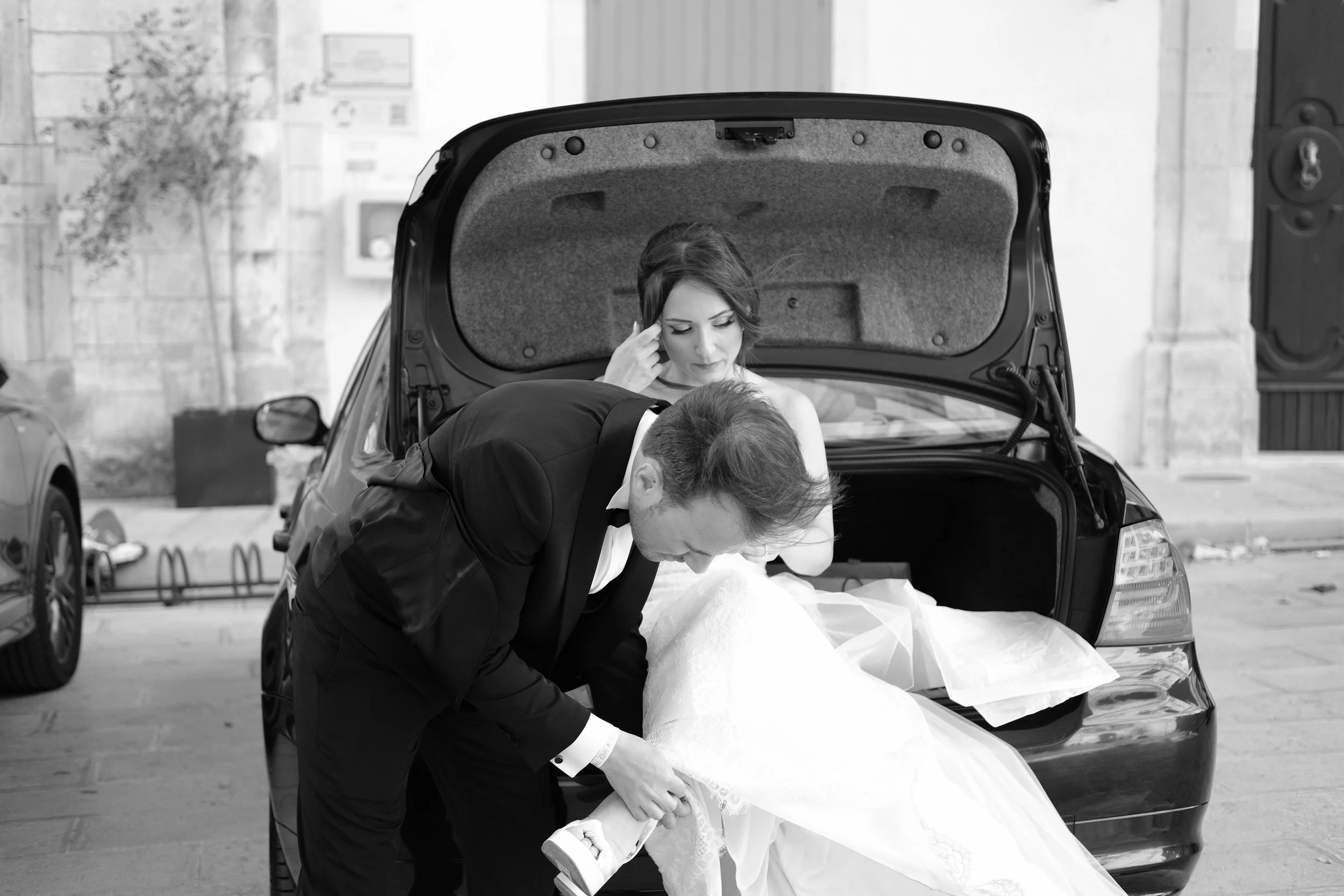 sposo che sistema la scarpa alla sposa, fotografia di matrimonio scattata da Alessandro Carrozzo Weddings in Puglia Martina Franca