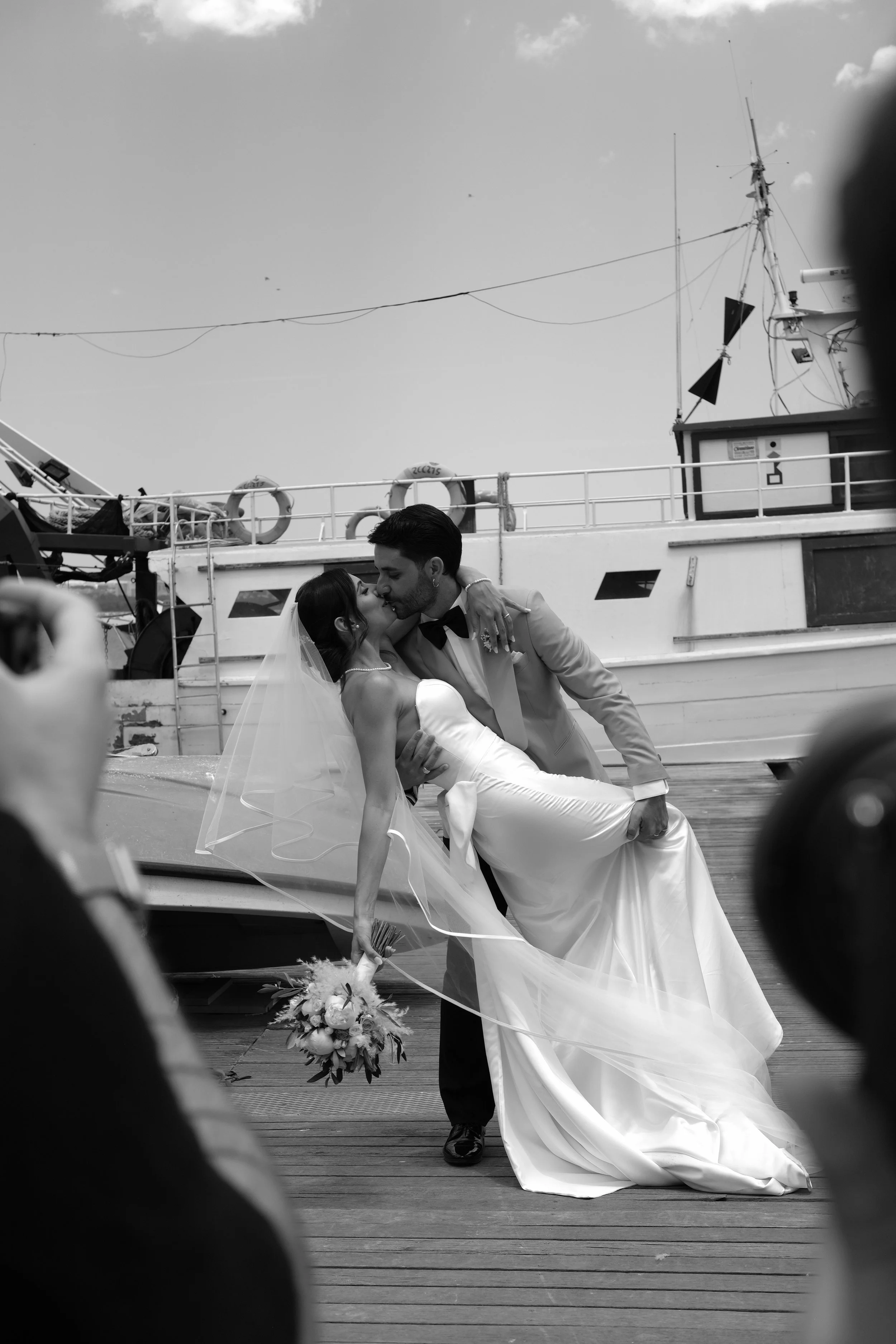 sposi che si baciano fotografati in bianco e nero, fotografia di matrimonio scattata da Alessandro Carrozzo Weddings in puglia