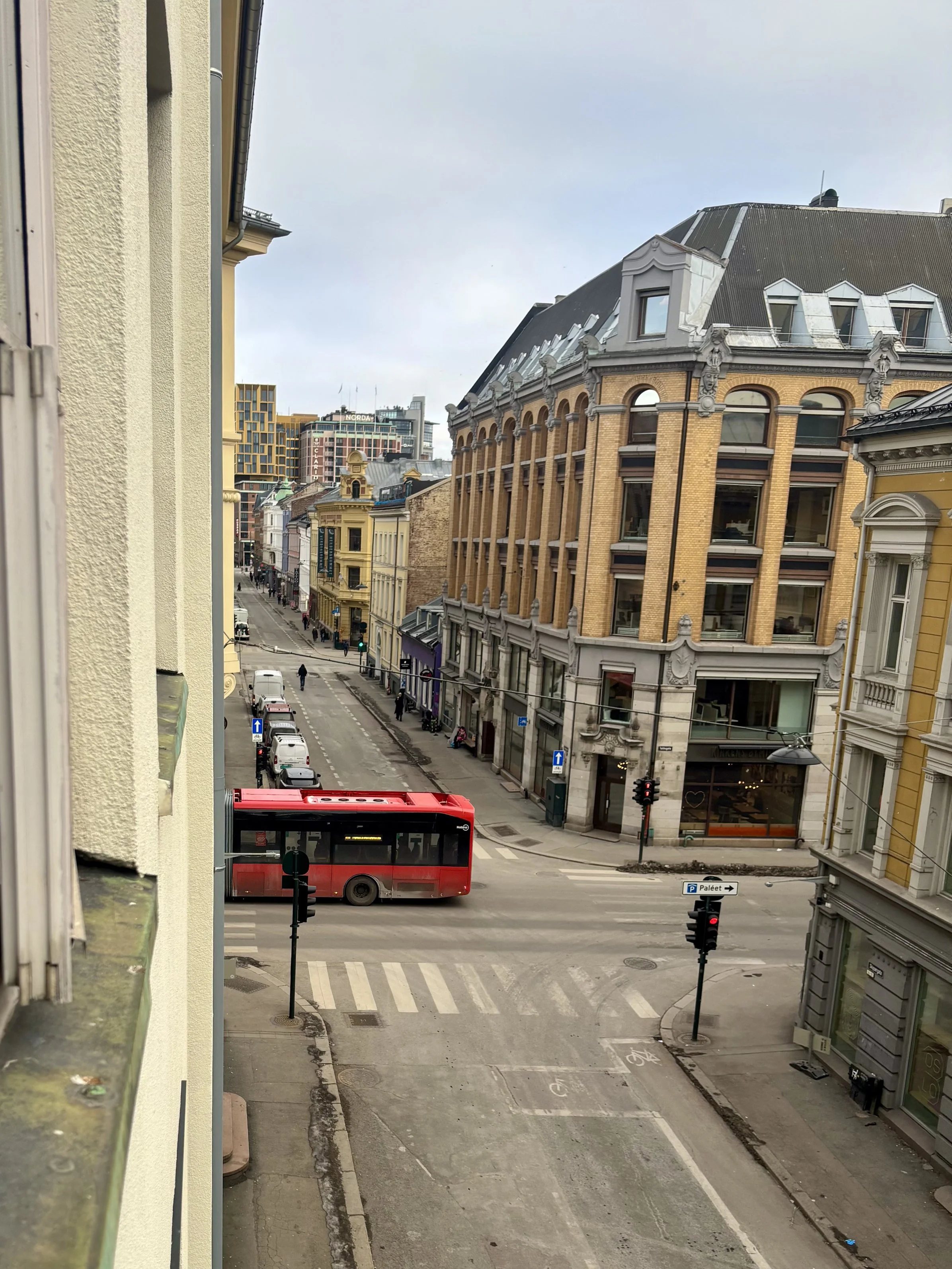 Skippergata - a street in Oslo where Skippertak is located. A view over the street with a red bus driving past.