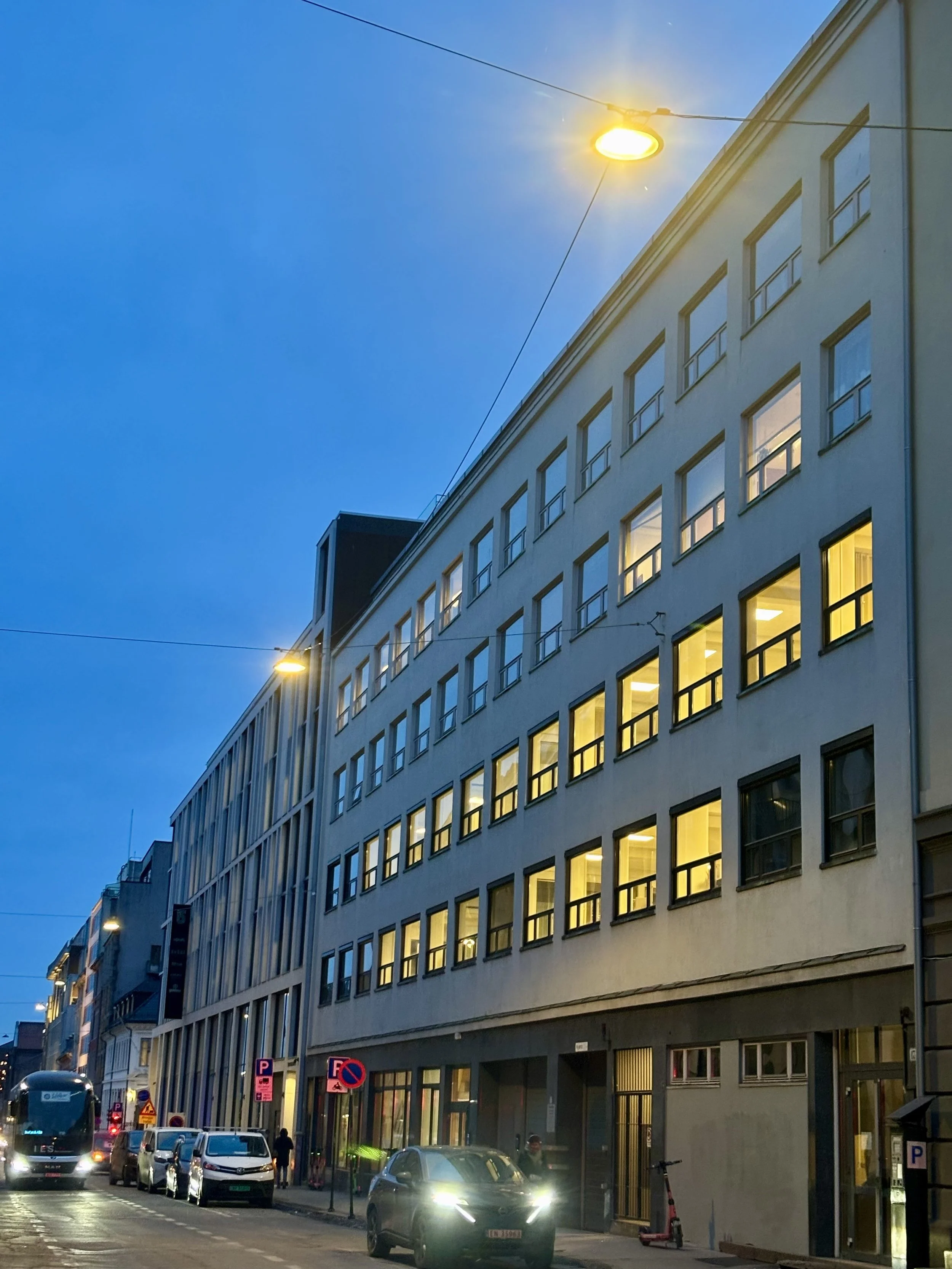 standing picture of Skippergata in Oslo, taken at dusk.