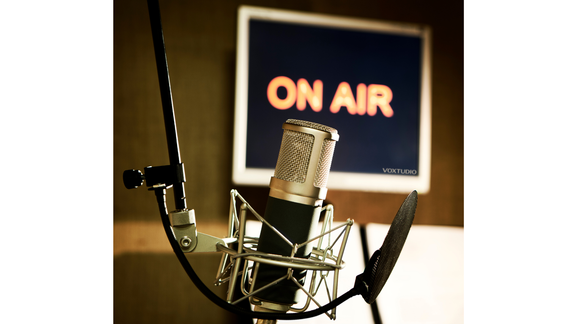 Professionele podcastmicrofoon in een geluidsstudio met On Air sign op de achtergrond.