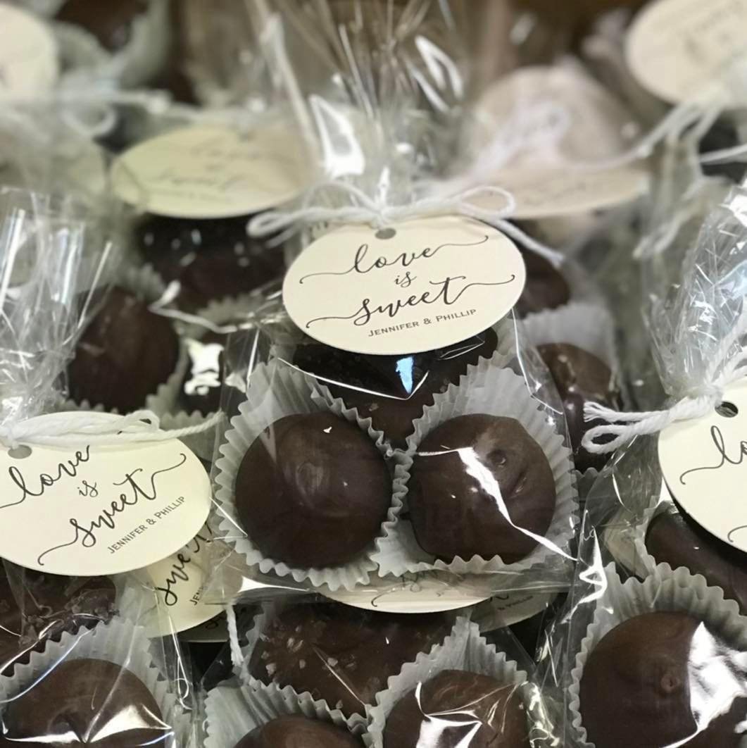 ⓛⓞⓥⓔ ⓘⓢ ⓢⓦⓔⓔⓣ-custom wedding favors!
.
.
#bellbrookchocolateshoppe #bellbrookchocolates #weddingtreats #weddingfavors #customeeddingfavors #centerville #ohio