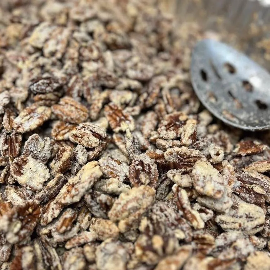 Oh&hellip;the smells coming from the candy kitchen😍
.
.
#bellbrookchocolateshoppe #2ndstreetmarket #bellbrookchocolates #heavenlyhanddippedchocolates #auntlaurasshortbreads #familybusiness #shoplocal #centervilleohio