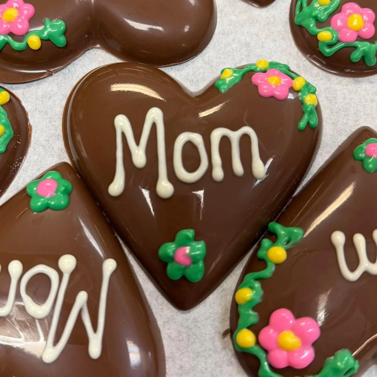 Tell mom how SWEET she is with some heavenly hand-dipped chocolates. 

Call in today to place your order!
.
.
#bellbrookchocolateshoppe #bellbrookchocolates #heavenly #handdipped #mothersday #2ndstreetmarket #centerville #ohio #dayton  #takealookatcr