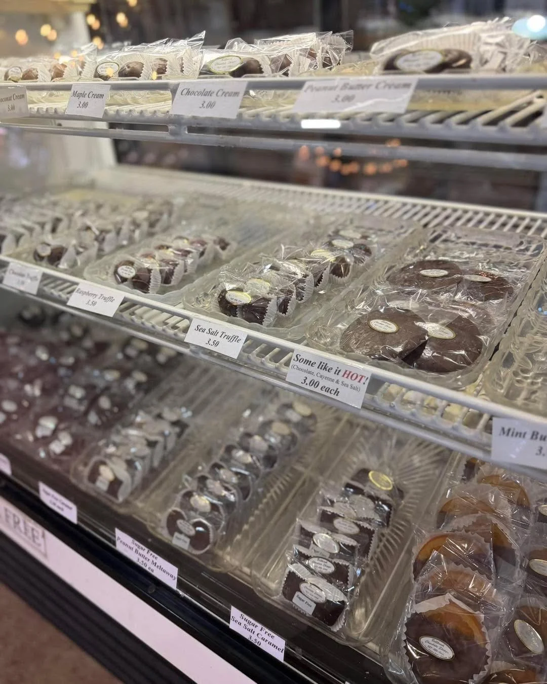 Come see us this weekend at the 2nd Street Market!
.
.
#bellbrookchocolateshoppe #bellbrookchocolates #heavenly #handmade #chocolates #2ndstreetmarketdayton #shoplocal #shopsmall #dayton #ohio