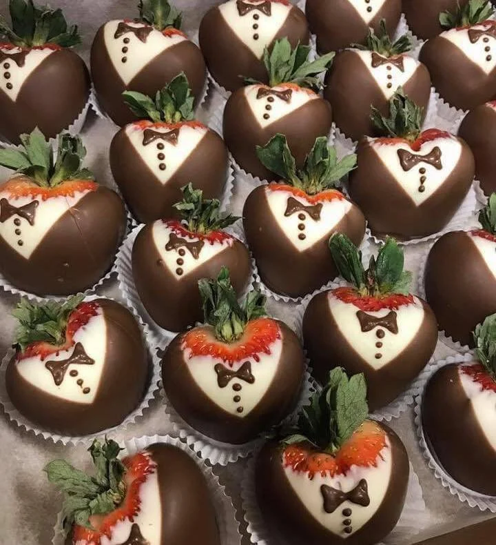 Just because it's a wedding doesn't mean you're restricted to serving only cake❤️🍫🍓
.
.
#bellbrookchocolateshoppe  #bellbrookchocolates #signatureblendchocolates #handdippedchocolates #chocolatecoveredstrawberries #wedding #weddingtreats  #centervi