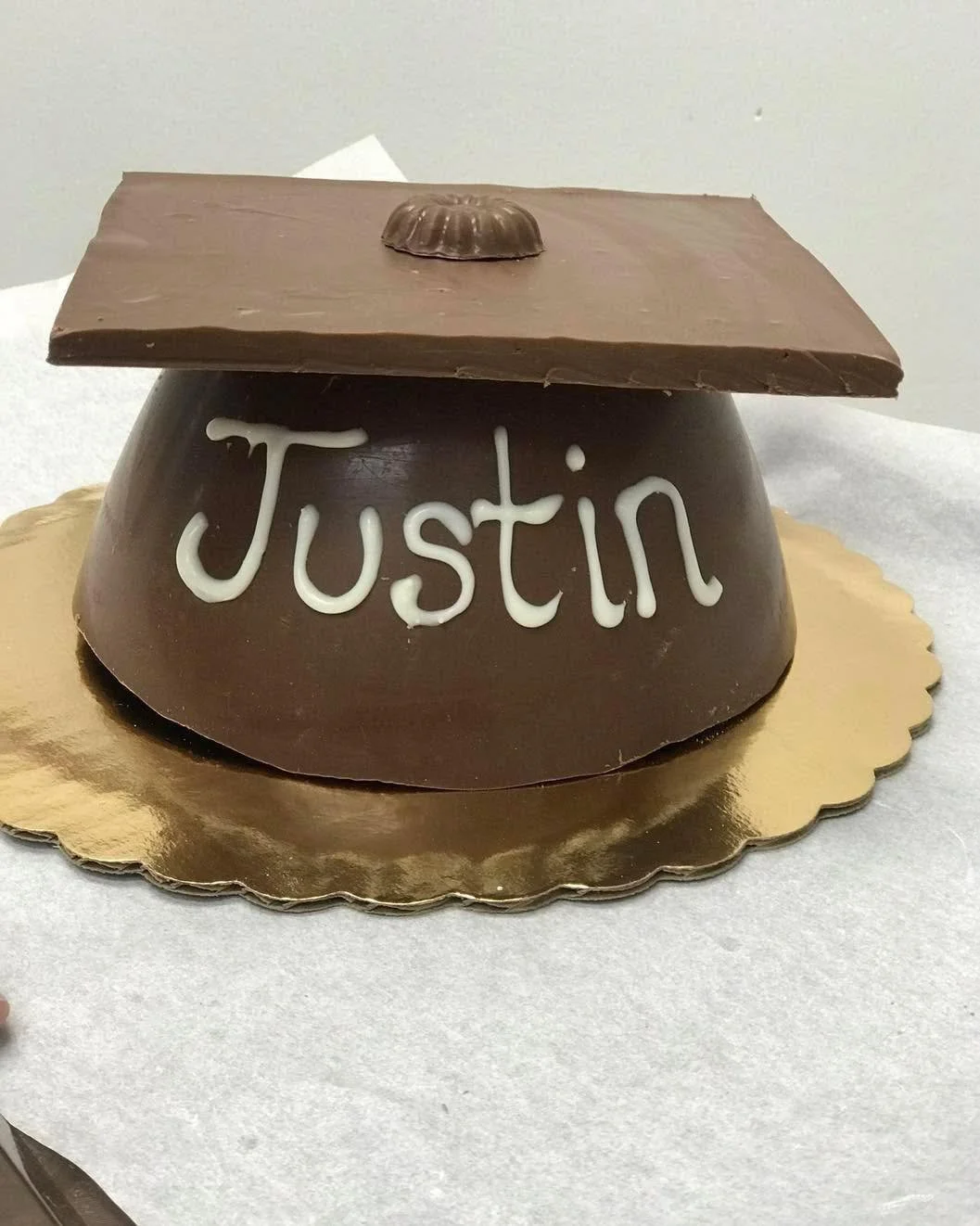 Graduation season is here!
Celebrate your grads with something sweet and memorable.

Contact us for custom chocolates made just for your special day 🧑&zwj;🎓 
.
.
#bellbrookchocolateshoppe #bellbrookchocolates #heavenlyhanddippedchocolates #auntlaur