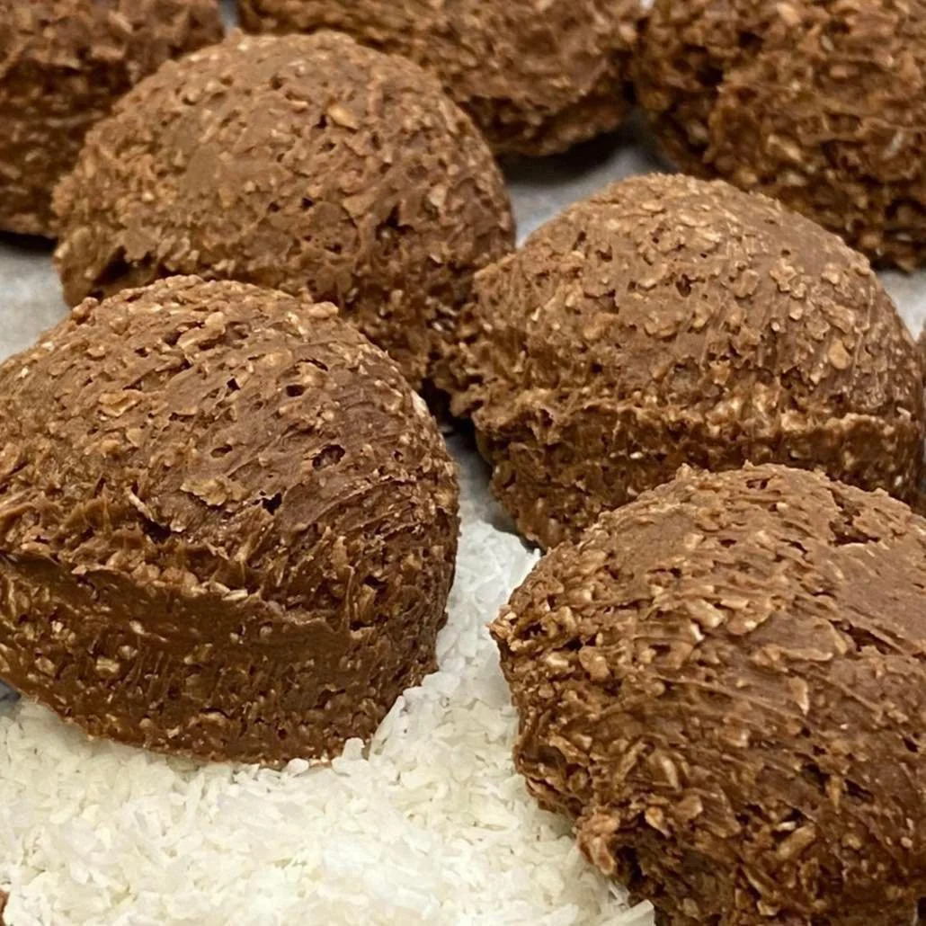 Coconut haystacks.....
Coconut + Bellbrook chocolate= pure deliciousness!
.
.
#bellbrookchocolateshoppe #bellbrookchocolates #heavenly #handmade #chocolates #centerville #ohio
