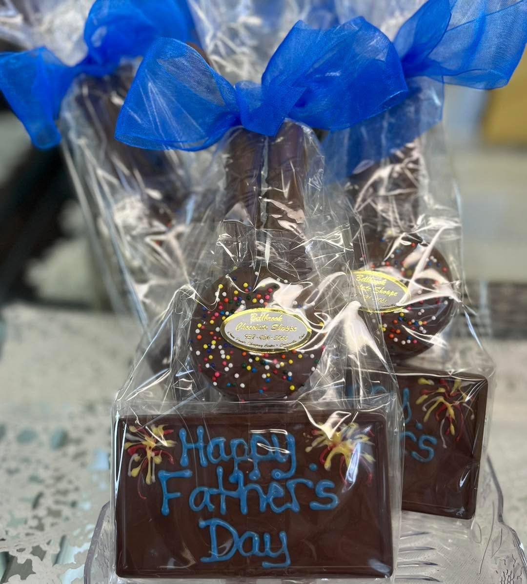 Celebrate Dad with handcrafted chocolates made with love 💙
.
.
#bellbrookchocolateshoppe #bellbrookchocolates #heavenlyhanddippedchocolates #familybusiness #shoplocal #centervilleohio #takealookatcrosspointecentre