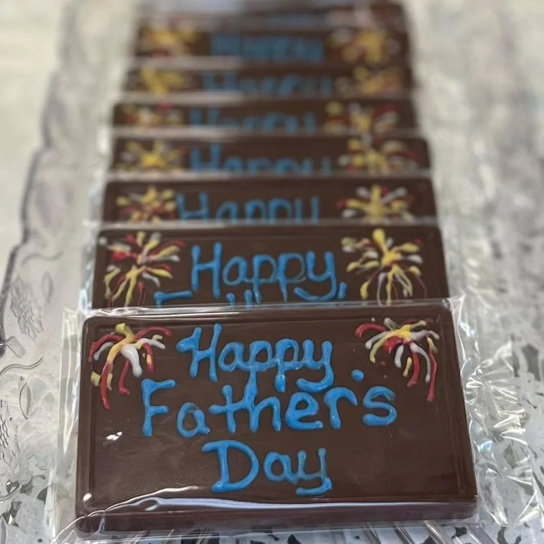Dads love chocolate too.🍫
Grab his favorite treats at Bellbrook Chocolate Shoppe!
.
.
#bellbrookchocolateshoppe #bellbrookchocolates #heavenlyhanddippedchocolates #familybusiness #centervilleohio #takealookatcrosspointecentre