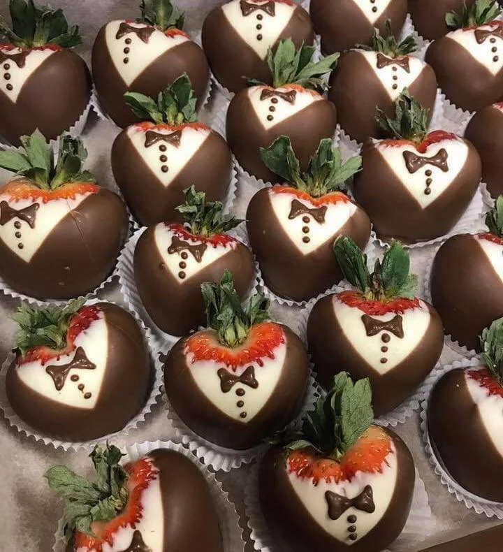Just because it's a wedding doesn't mean you're restricted to serving only cake❤️🍫🍓
.
.
#bellbrookchocolateshoppe  #bellbrookchocolates #signatureblendchocolates #handdippedchocolates #chocolatecoveredstrawberries #wedding #weddingtreats  #centervi