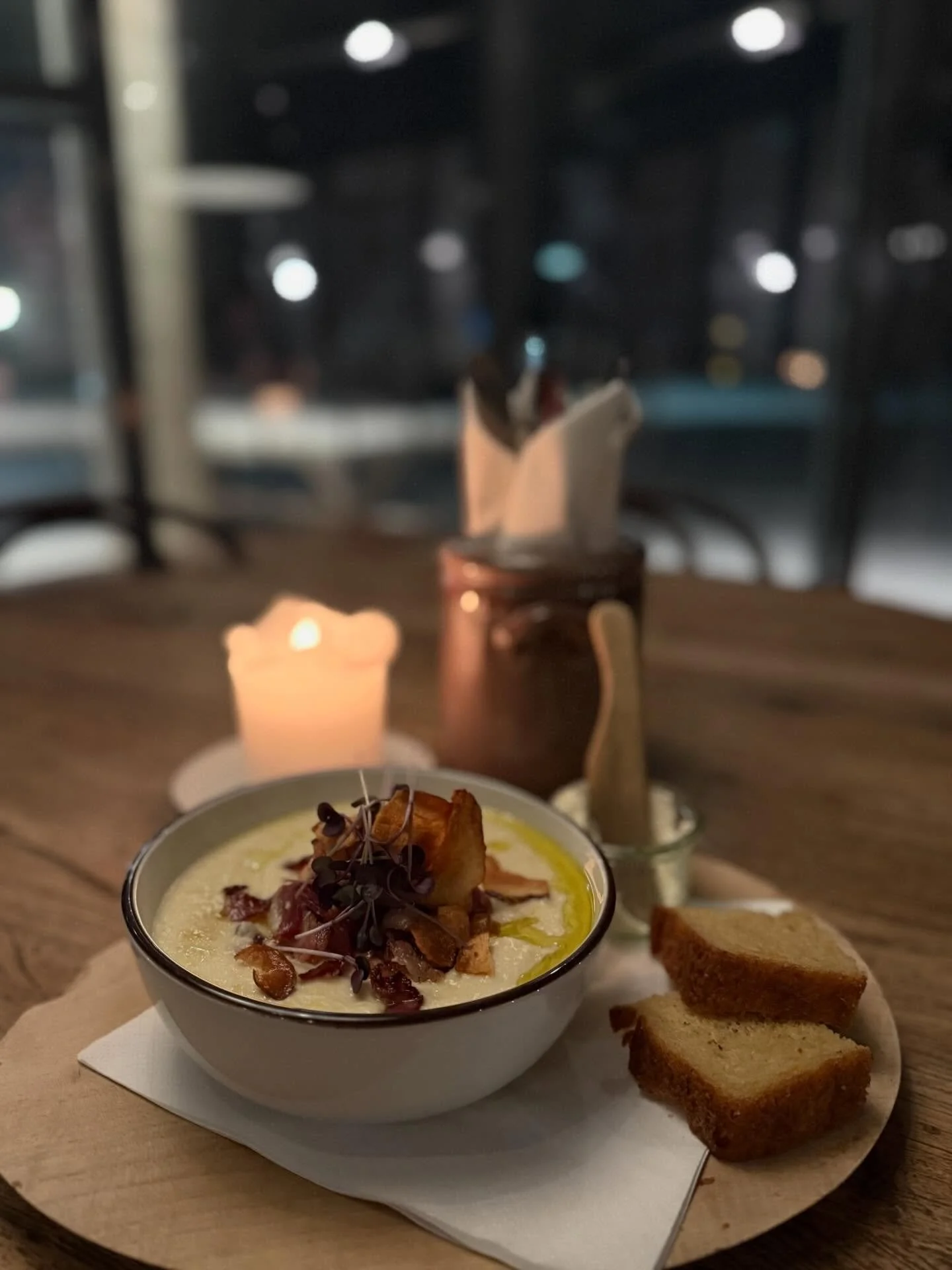 Ny suppe p&aring; tavla! 🤩
Sellerirotsuppe med spr&oslash;stekt bacon!
Toppes med persilleolje og jordskokkchips 😋