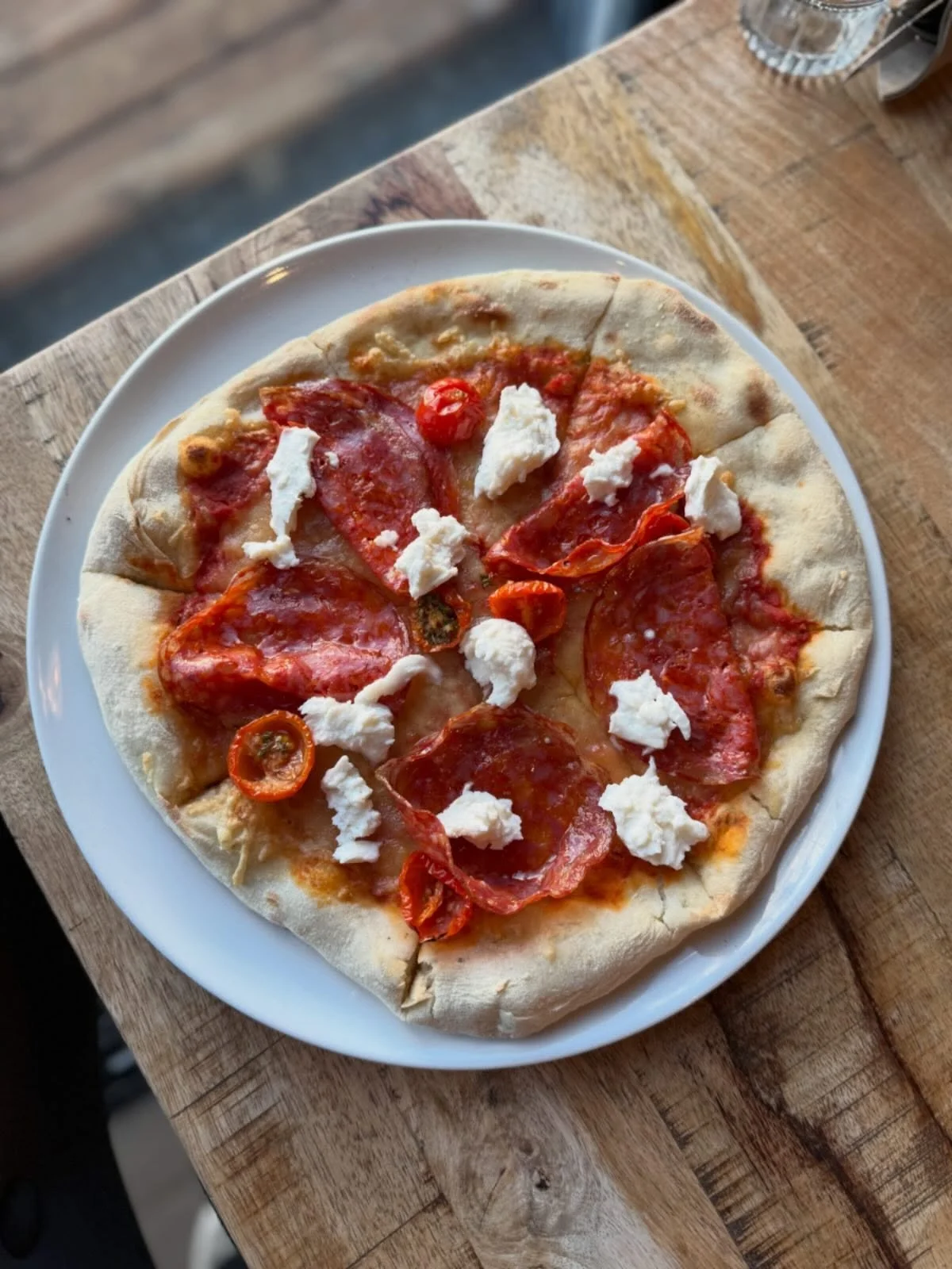 Ny tavle pizza!🤩 
Pizza med tomatsaus, solt&oslash;rket tomat, picante salami og mozzarella☀️