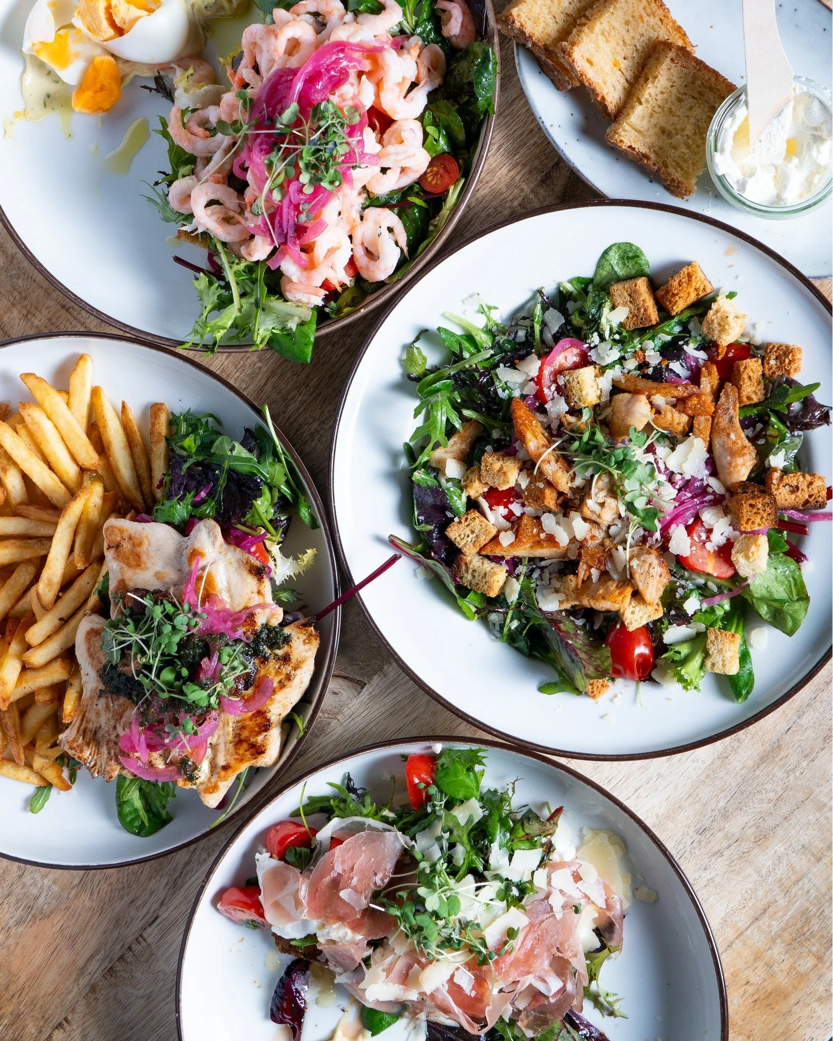 Gj&aelig;rra det enkelt!

Her er v&aring;re Lunsjfavoritter!
Swipe 👉 og finn din neste lunsj

Spis her eller ta med deg noe digg