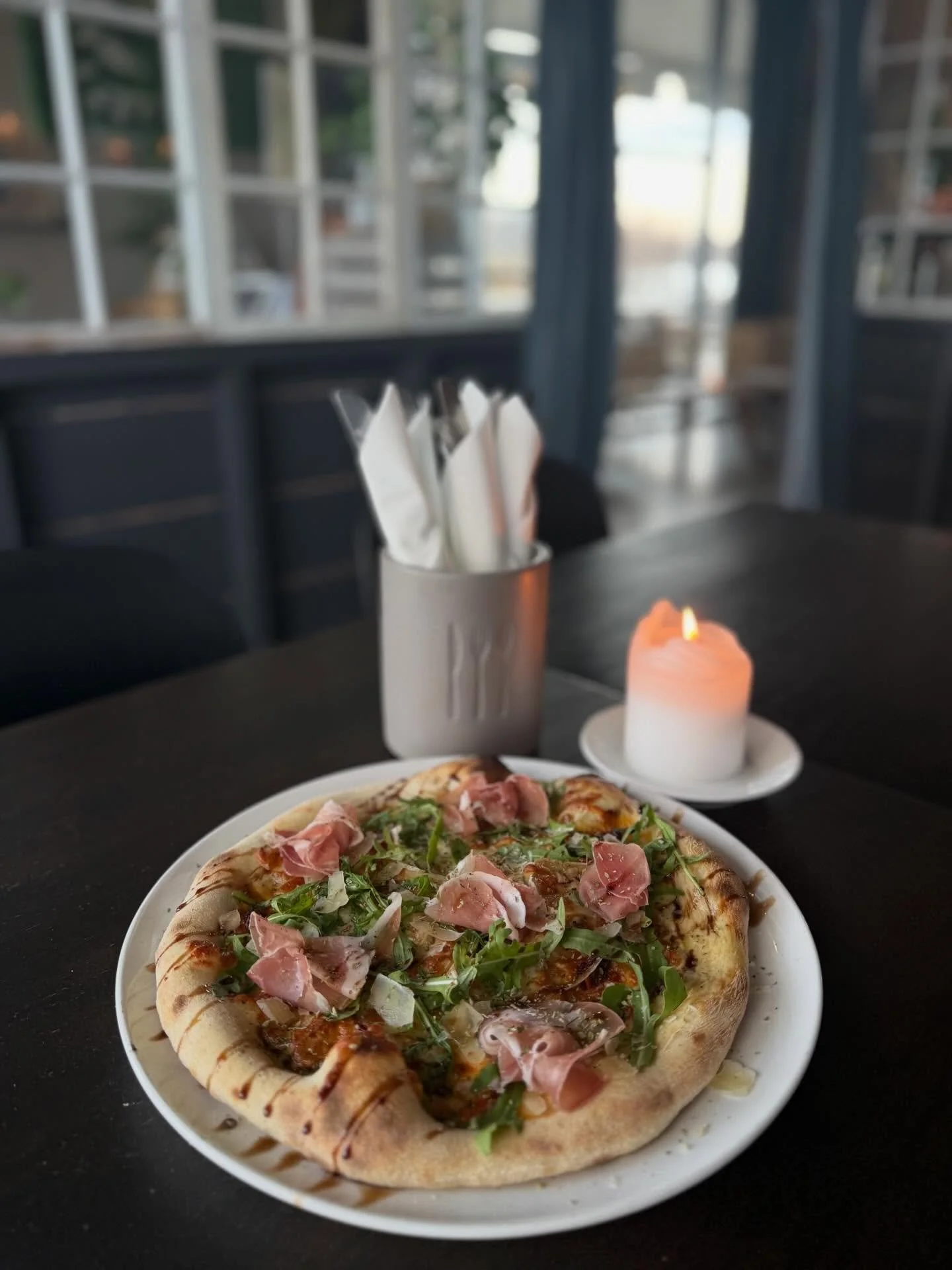 Ny tavle Pizza!😋

Pizza med hvis saus. Toppes med nduja, r&oslash;dl&oslash;k, brie, mozarella, spekeskinke, ruccola, balsamico og parmesan🤩