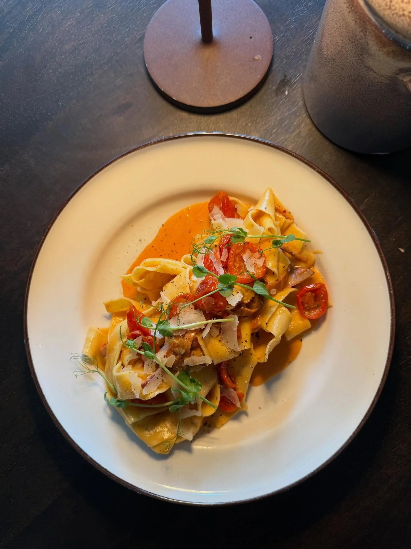 Ny tavle pasta!🔥
Papardelle med en kremet saus med pepperoni. Toppes med parmesan og solt&oslash;rket tomat🍝