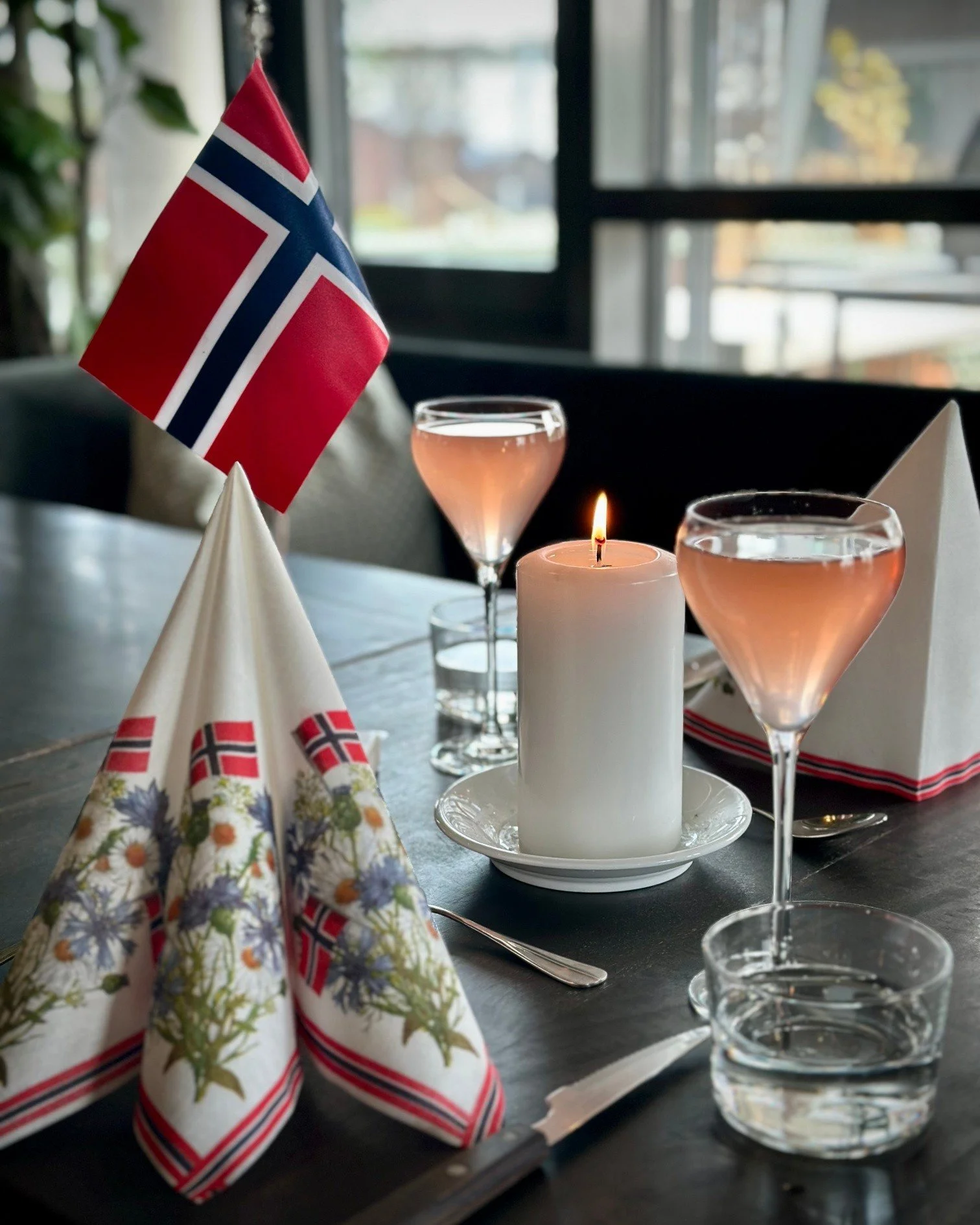 Nasjonaldagen 17. mai p&aring; Compagnie 🇧🇻🌞

Vi skal feire nasjonaldagen p&aring; Compagnie &aring; &oslash;nsker &aring; dele dagen sammen med deg! Hipp hipphurra! 🥳

Vi &aring;pner d&oslash;rene klokken 15.00 &aring; booking er tilgjengelig 🕒