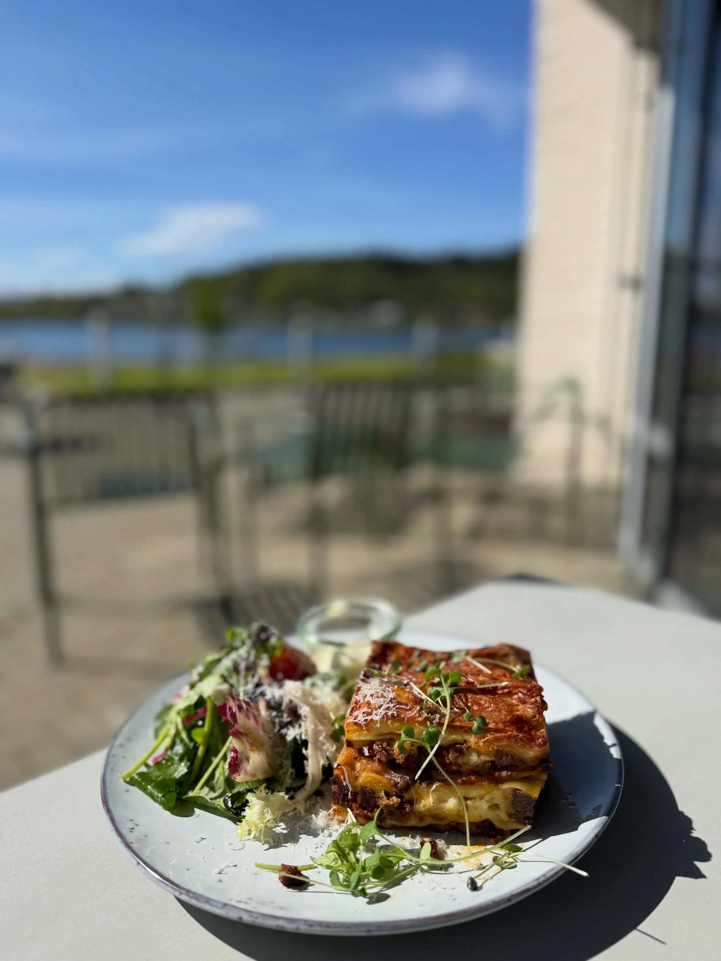 Uteserveringen er for fullt i gang og vi har endelig ny pasta p&aring; tavla!🤩
Lasagne toppes med parmesan. Serveres med pestomarinert salat &amp; aioli!😋
Velkommen innom!
