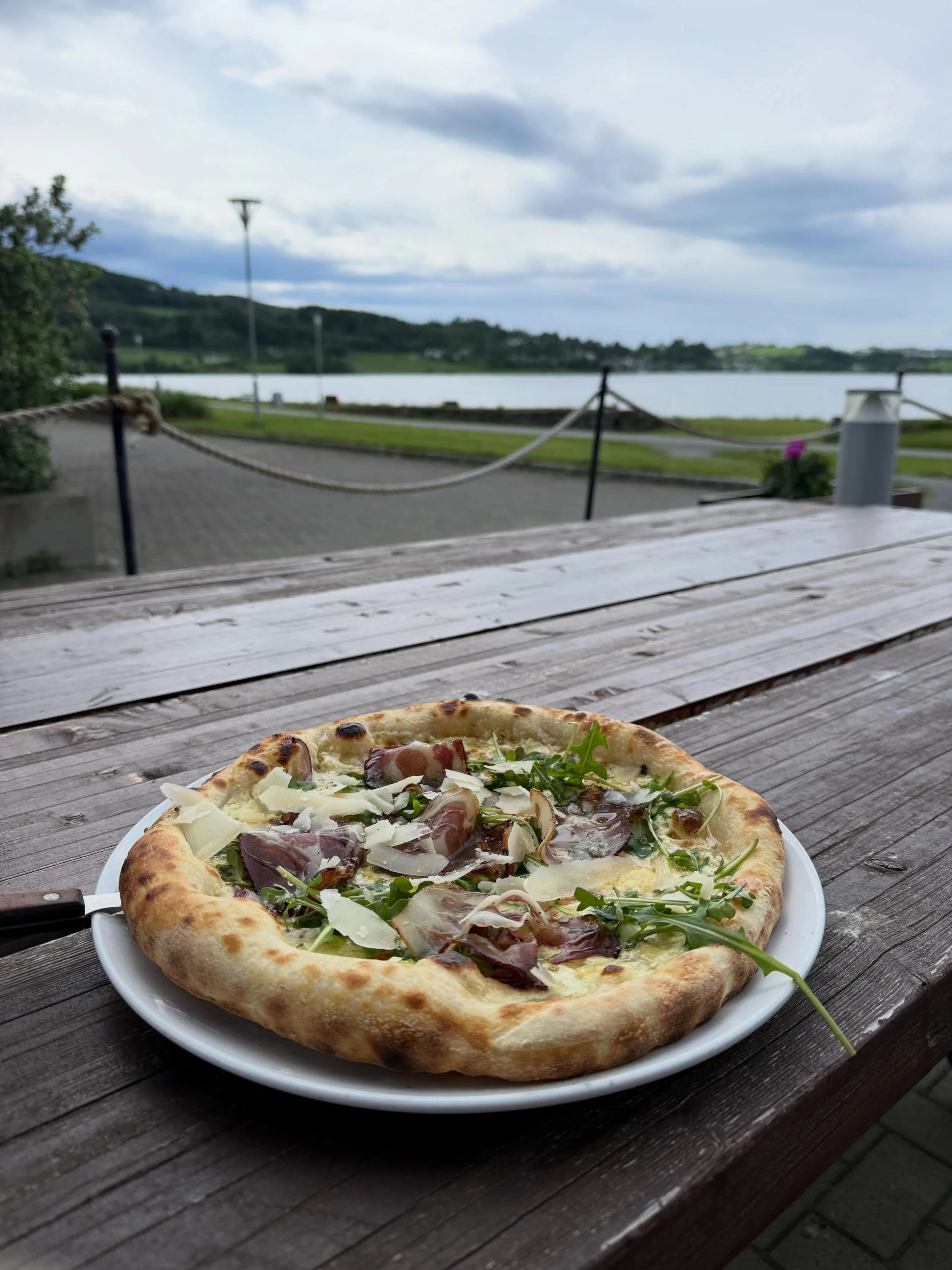 Ny tavle pizza!🤩
Pizza med hvit saus, r&oslash;dl&oslash;k og bl&aring;muggost. Toppes med coppaskinke og chilihonning😍