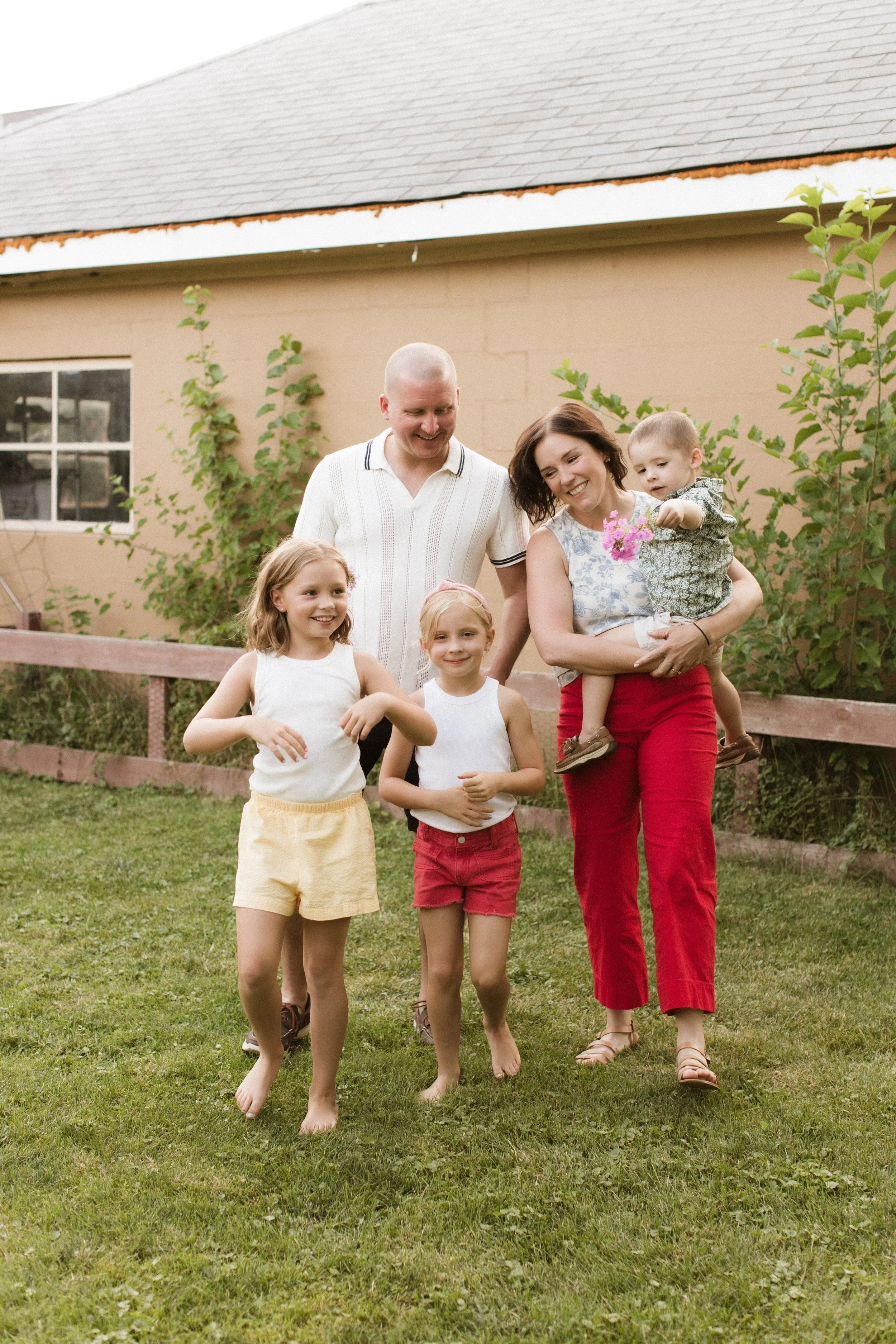 summer-chicago-family-backyard-laughing.jpg